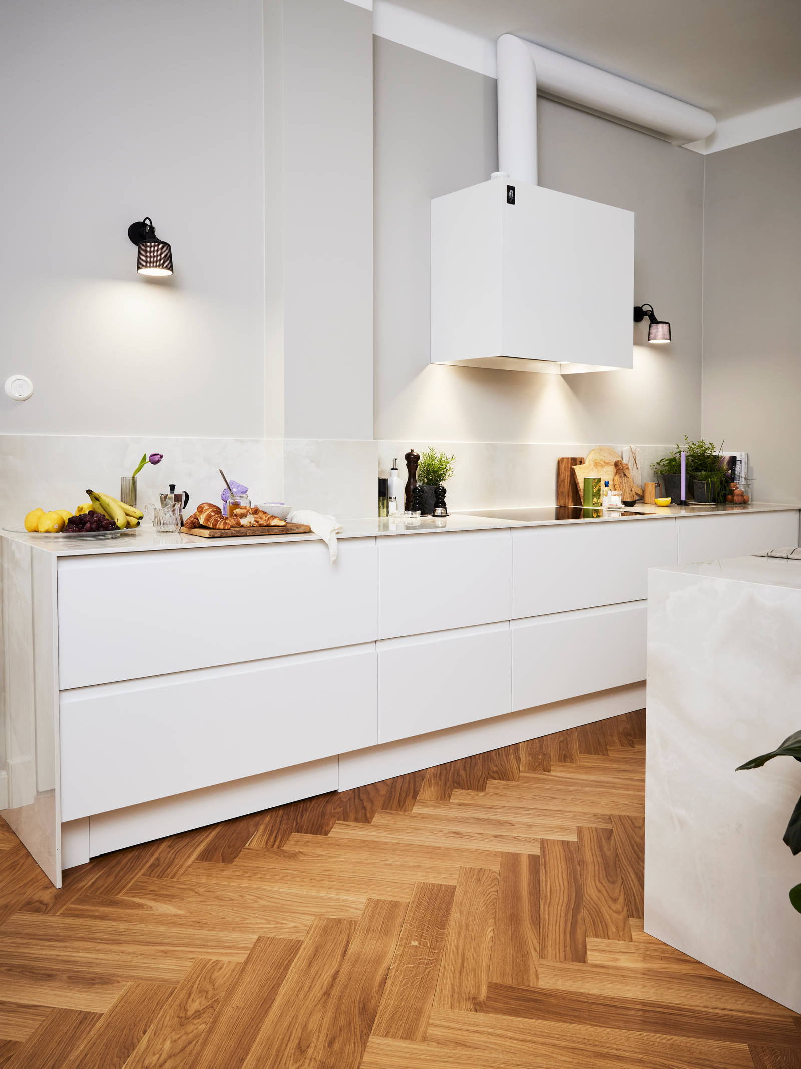 Ovet 279,969 ja saarekkeen takana 965. taso Dekton Helena, allas MX-70, hana Oras 3031F, koneet Miele