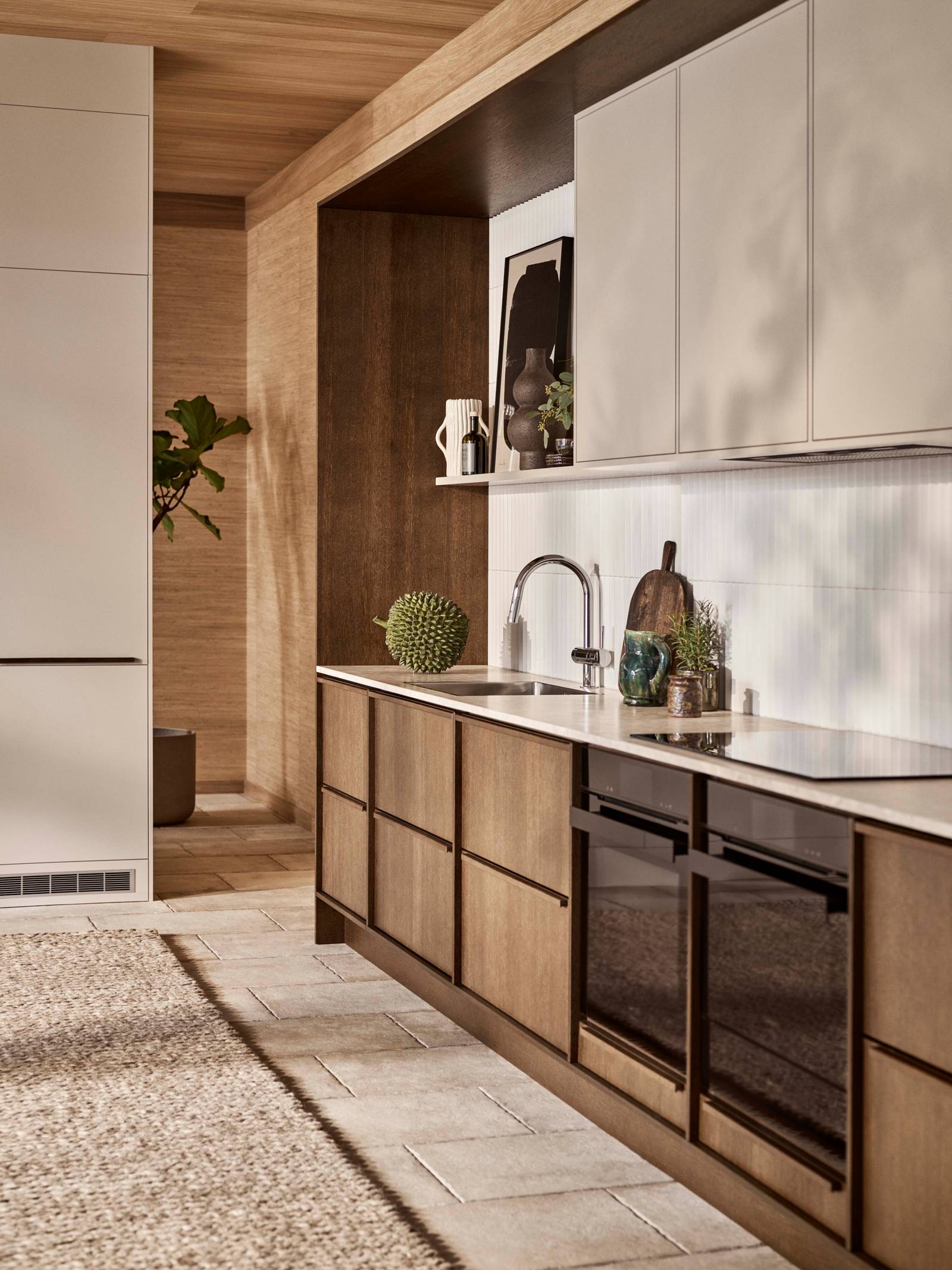 Ved å kombinere kjøkkenmodellen Line i fargen Korn og Signatur Nøtt har vi fått frem et lekent og inspirerende kjøkken med rom for ro og sosiale samvær.