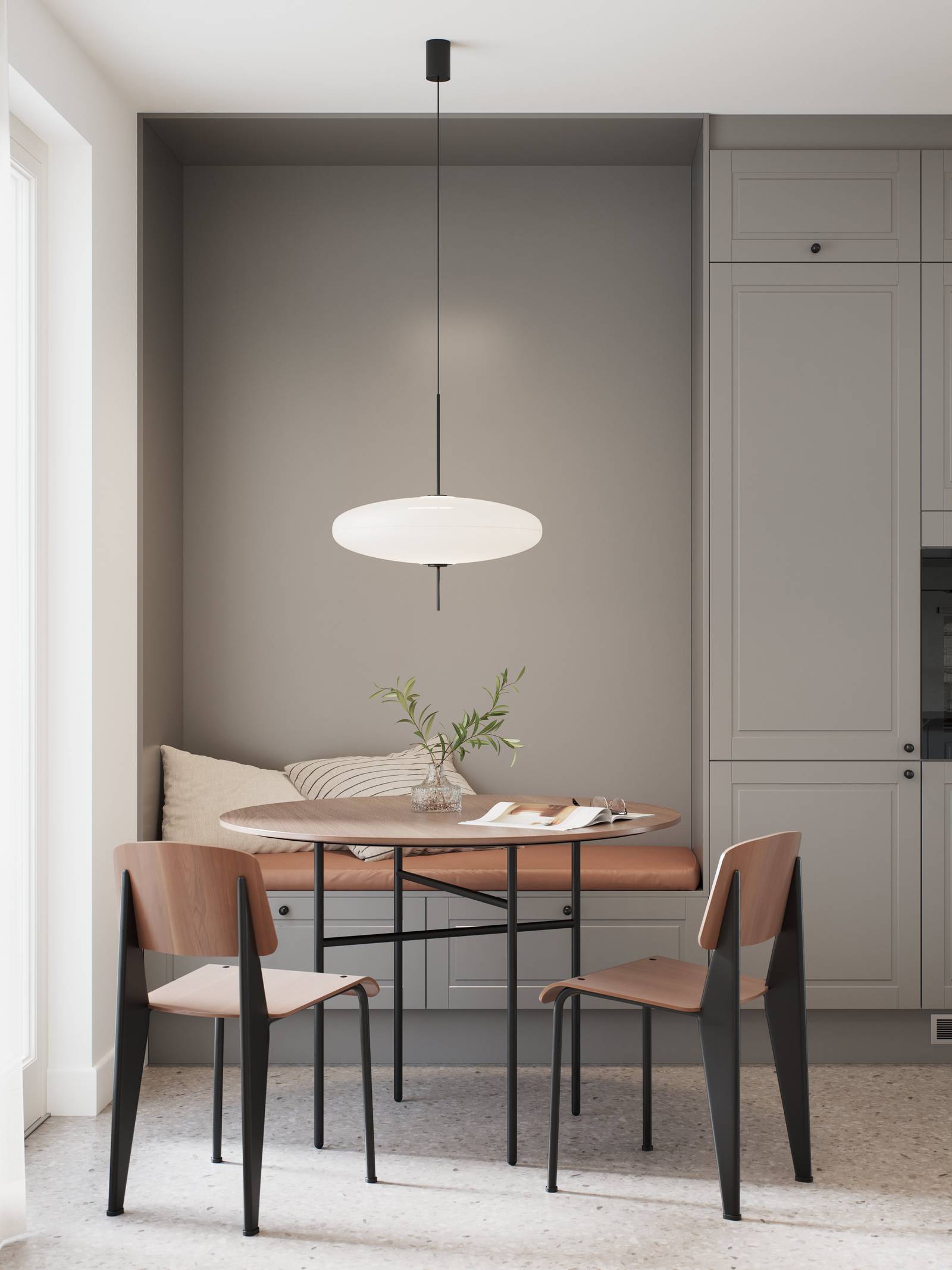 Ajaton ja moderni keskiharmaa keittiö, jossa jyrsityt peiliovet antavat keittiöön klassisia yksityiskohtia olematta rustiikkia, puinen ruokapöytä mustilla jaloilla.