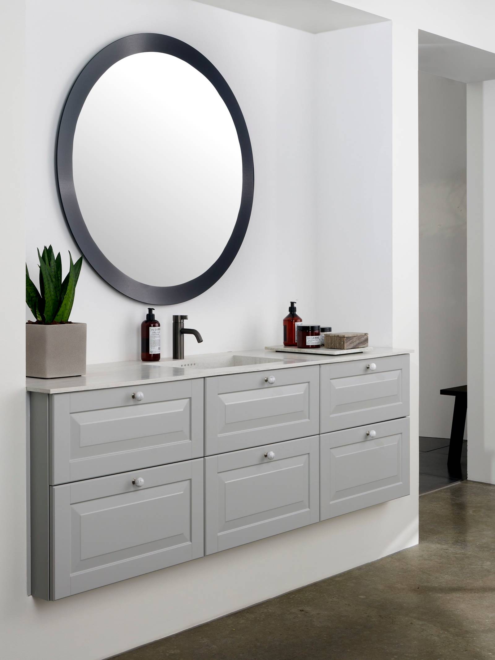 Romantisk badeværelse Nordic i lys grå farve Sky fra INVITA med klassiske detaljer som fyldniner og glaslåger med sprosser, marmor håndtag og sort armatur