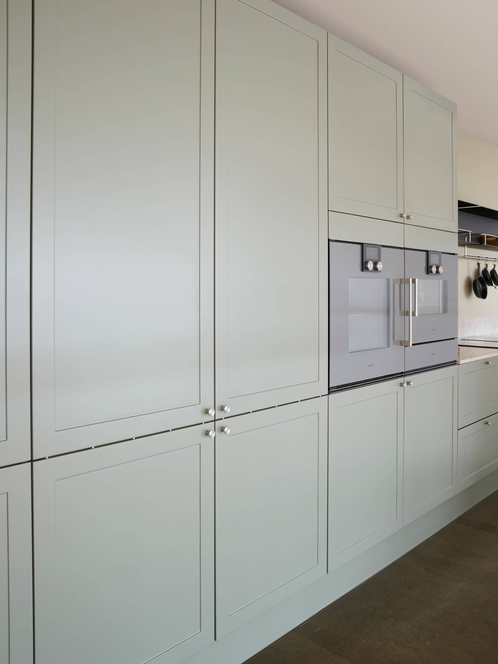 Grønn højskabe retrokøkken Square Salvie køkken fra INVITA med rustfri stål håndtag, armatur og vask med grå marmor bordplade