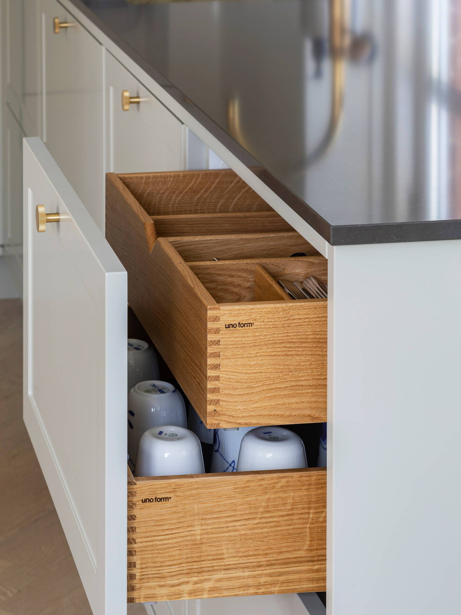 Lysegråt Shaker køkken fra uno form med træskuffer i massiv eg