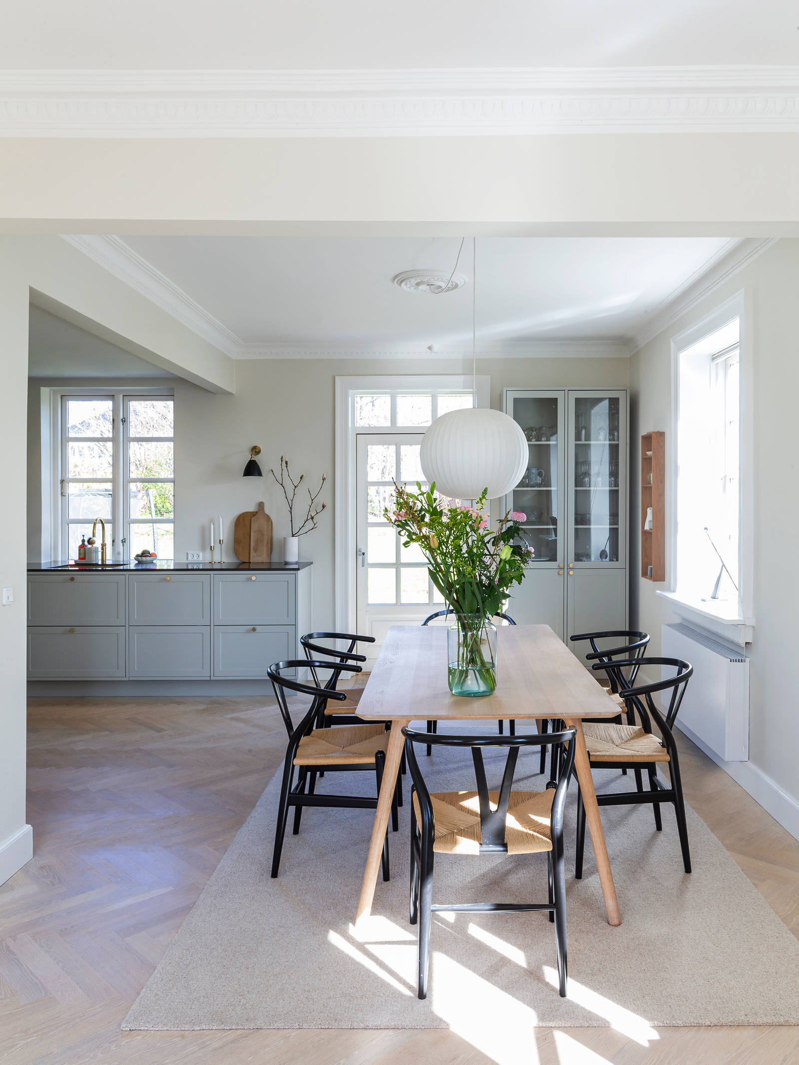 Et gråt Shaker-køkken fra uno form med plads til familiehygge, børnefødselsdage og juleaftener med mere end 20 gæster rundt om spisebordet
