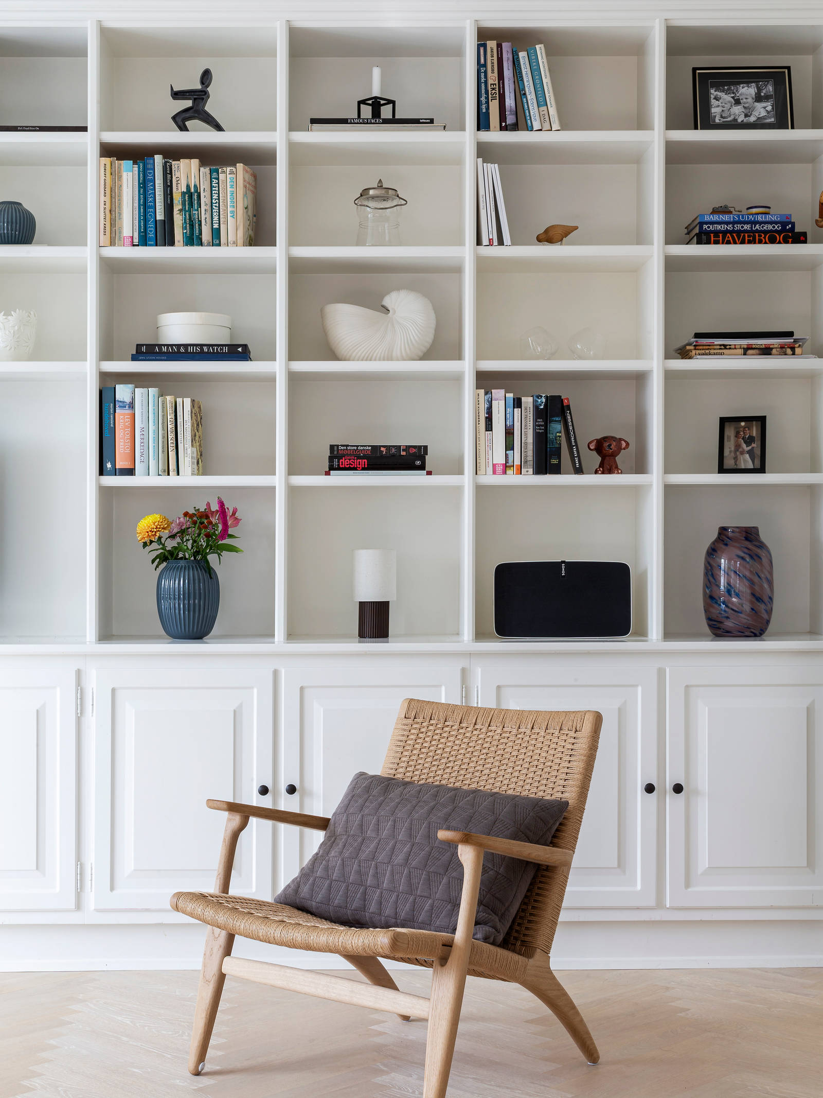 CH 25 lounge stol og snedkerbygget reol