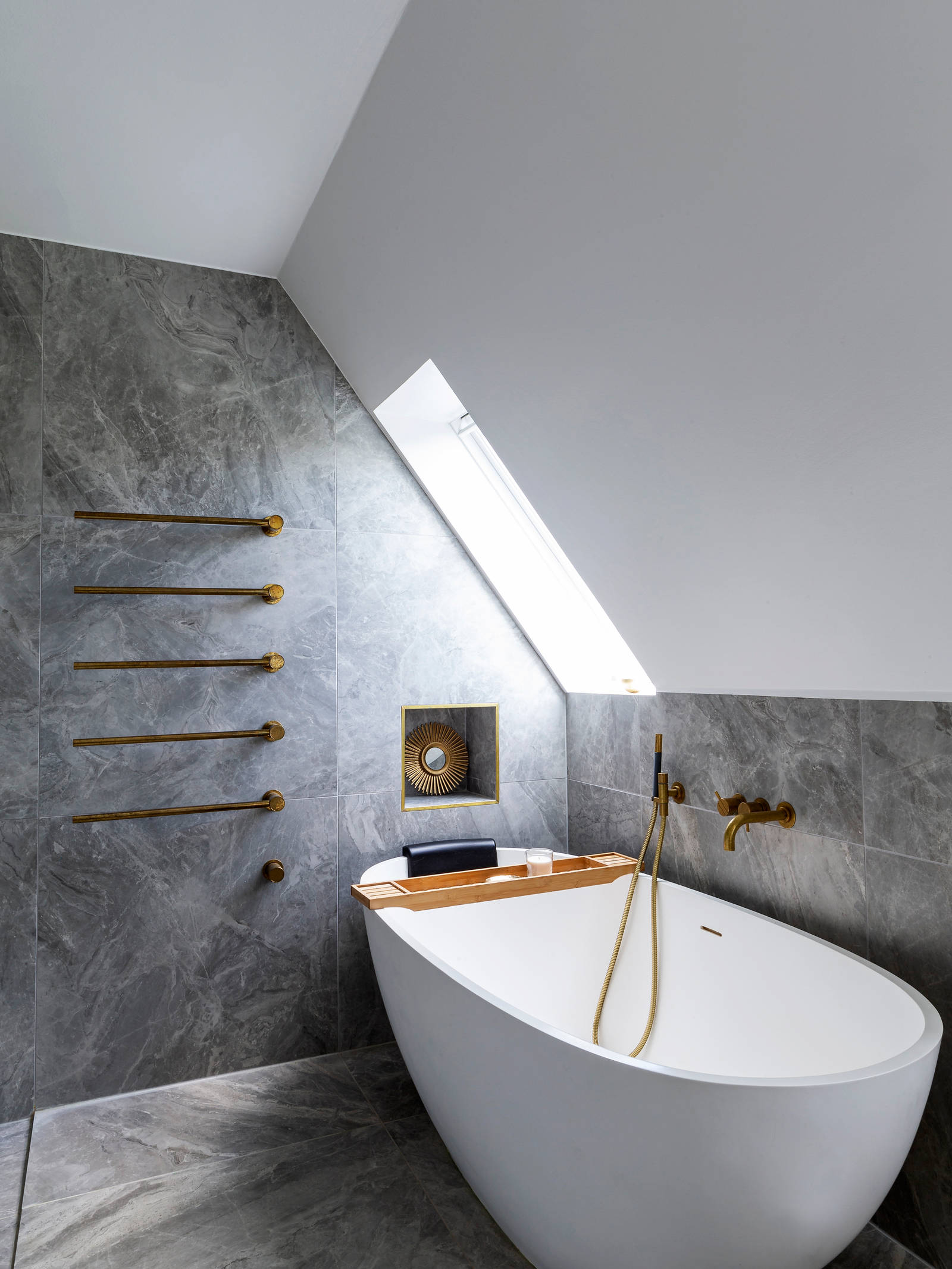 Badeværelse med fritstående badekar og Vola messingarmaturer