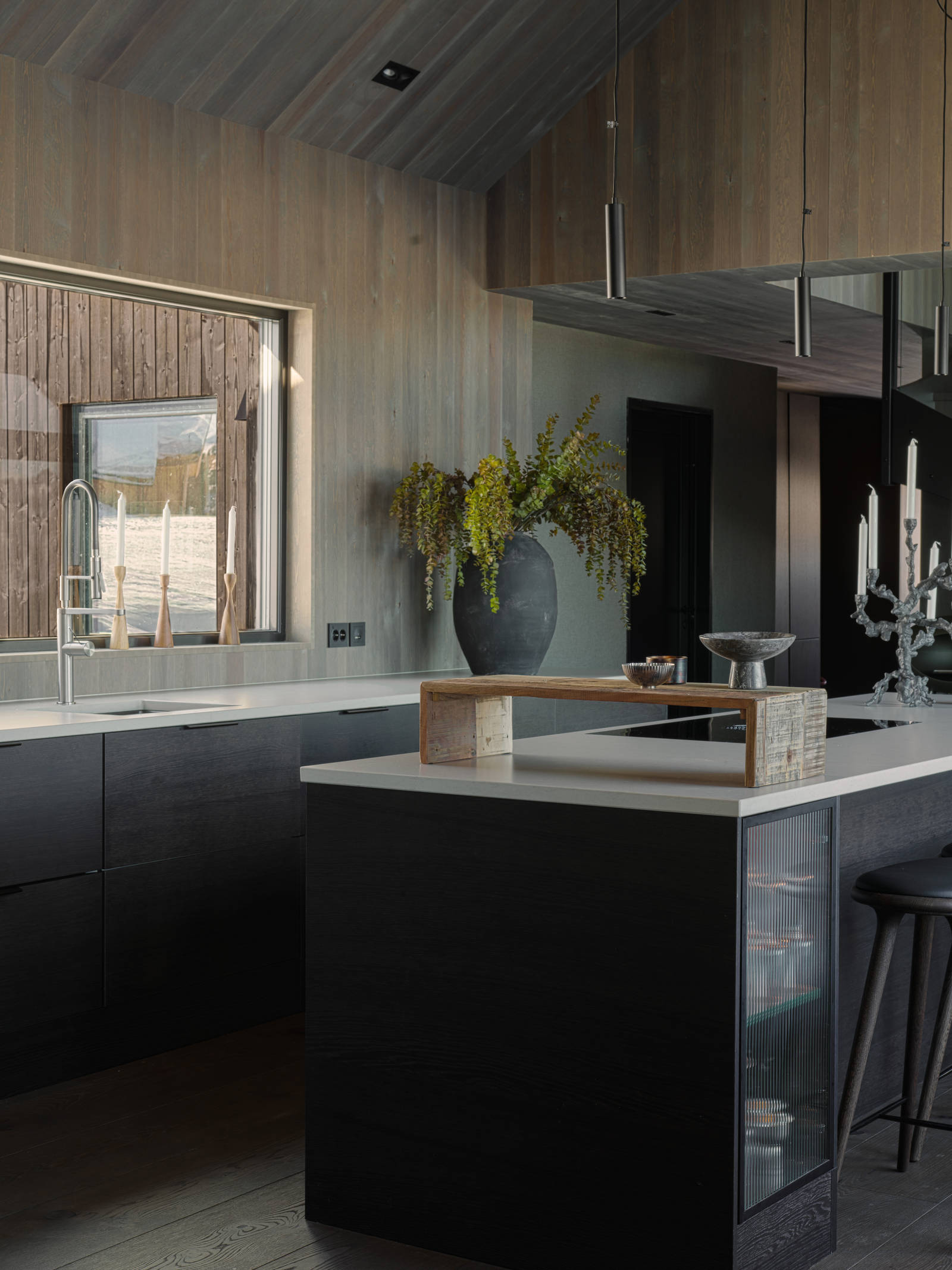 Se det tidløse og eksklusive kjøkkenet på den flotte hytta til Amalie Snøløs. Hytten er full av praktiske løsninger og fine detaljer.