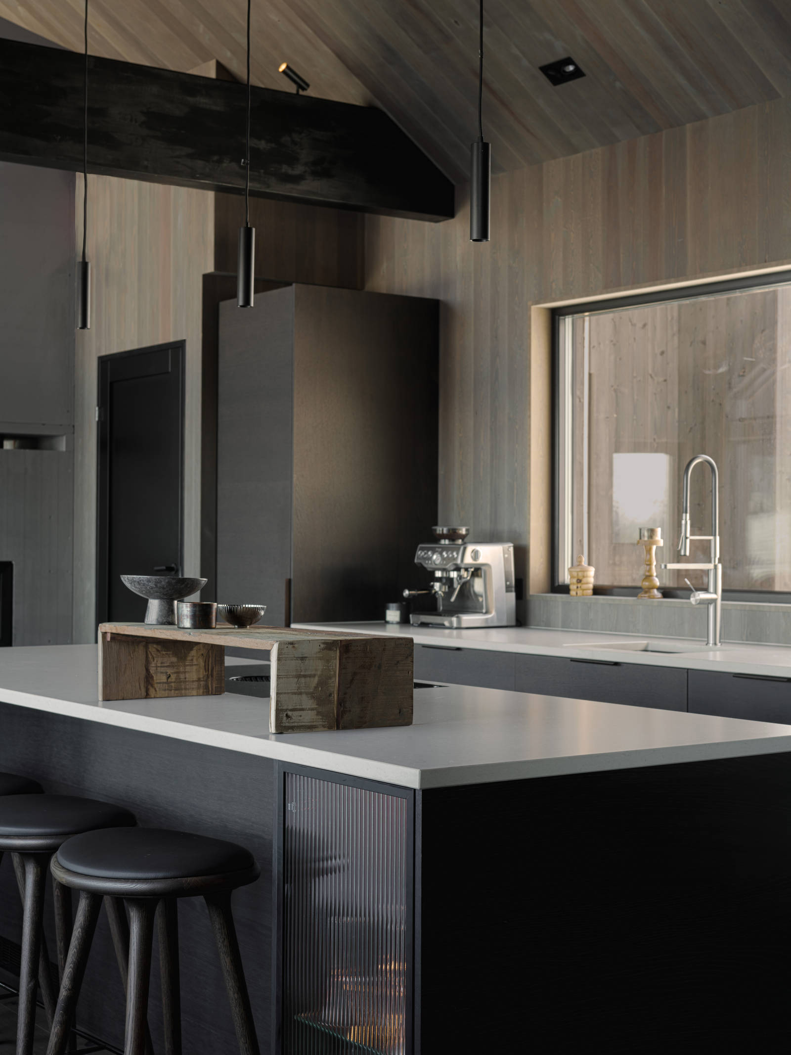 Se det tidløse og eksklusive kjøkkenet på den flotte hytta til Amalie Snøløs. Hytten er full av praktiske løsninger og fine detaljer.