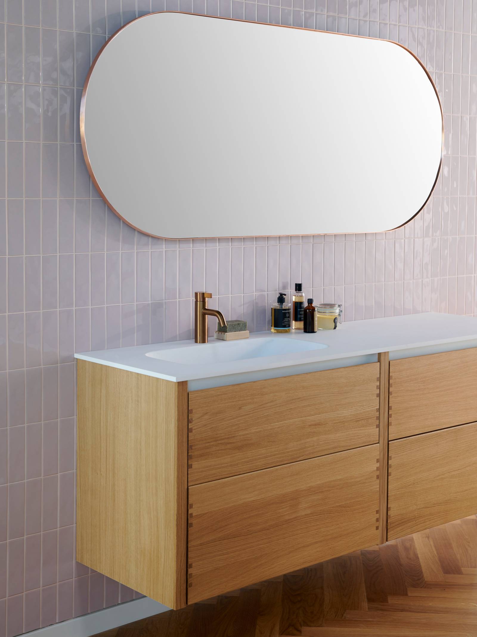 Massiv egetræ badeværelsesmøbel GLØD fra INVITA med fingertappede samlinger og grebsløse skuffer