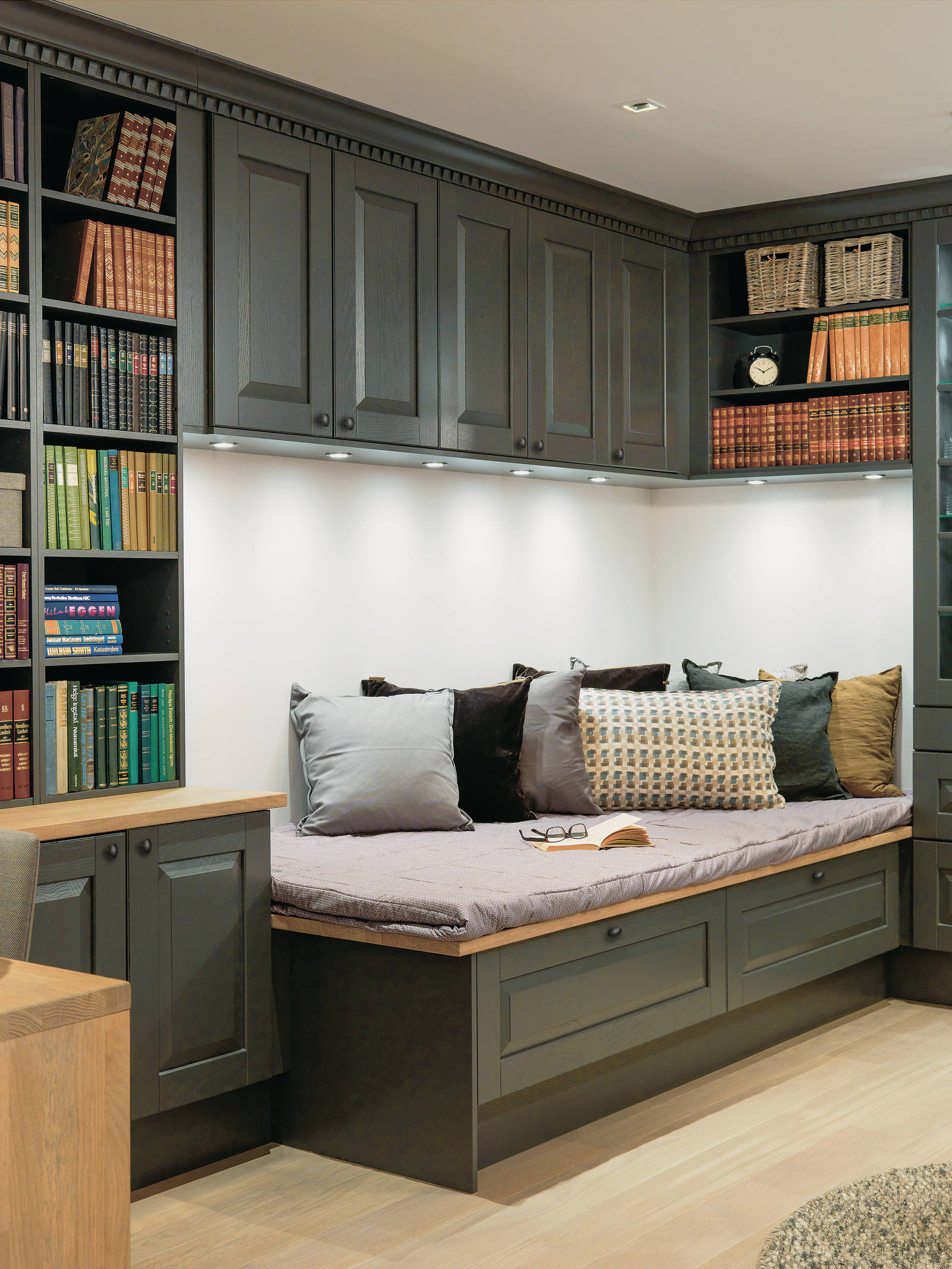 Enten du vil bygge et innbydende inngangsparti eller en plassrik soveromsgarderobe er Herregaard en svært anvendelig modell som kan tilpasse alle romstørrelser og planløsninger. Hjemmet ditt får et herskapelig klassisk preg, med fremtrukket sokkel, profilerte fronter og listverk.