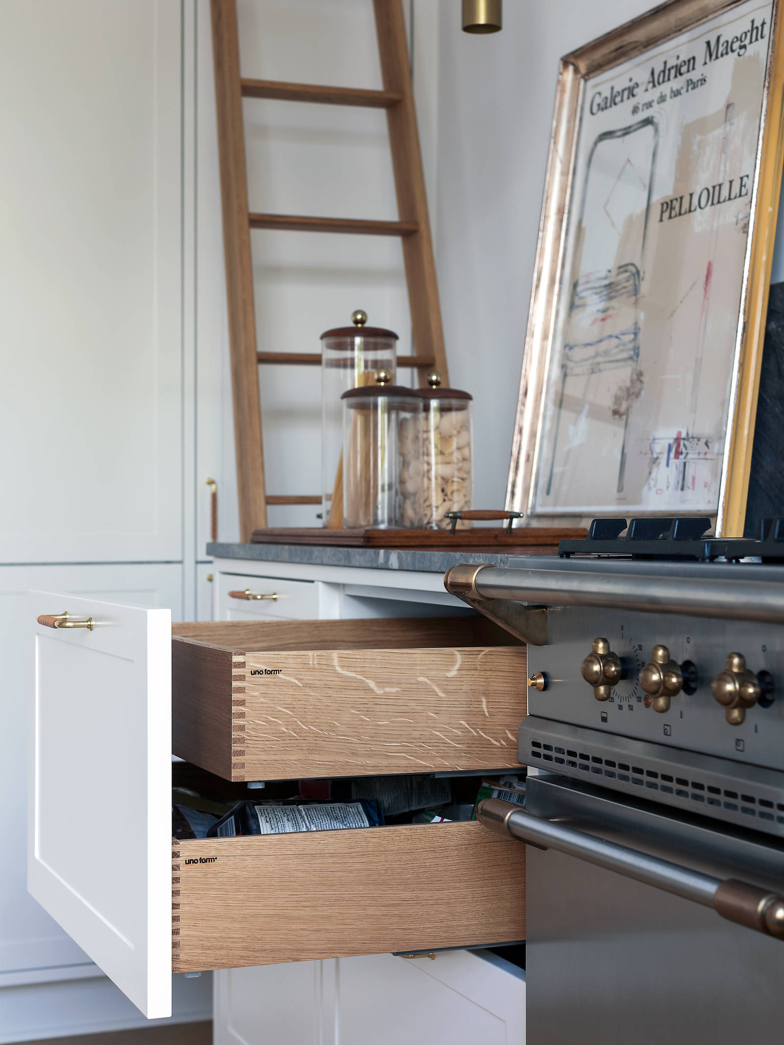 Køkkenet har massive skuffer i egetræ og stigen som en særlig detalje.