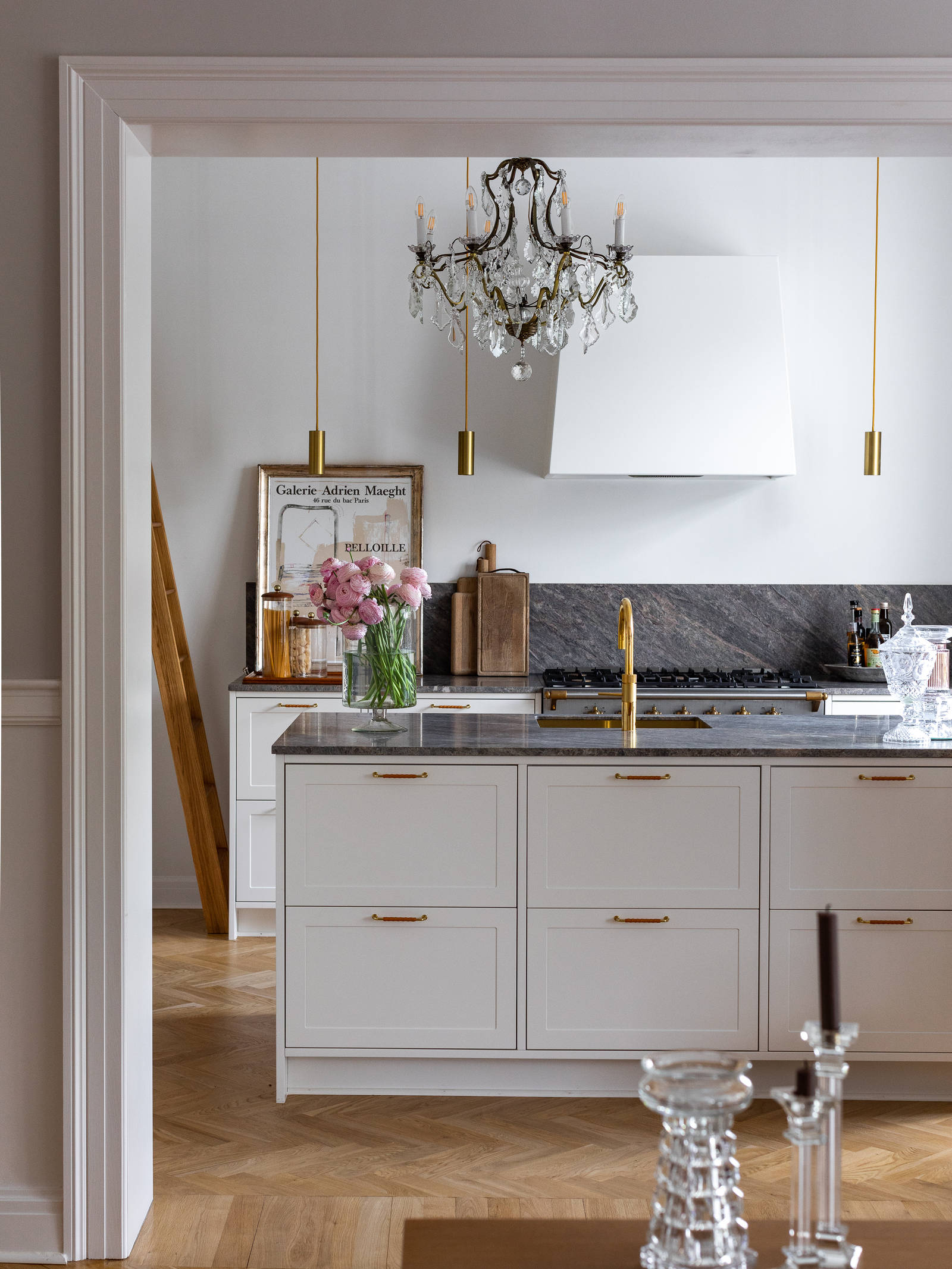 Lysegråt Shaker køkken med køkkenø og messingdetaljer