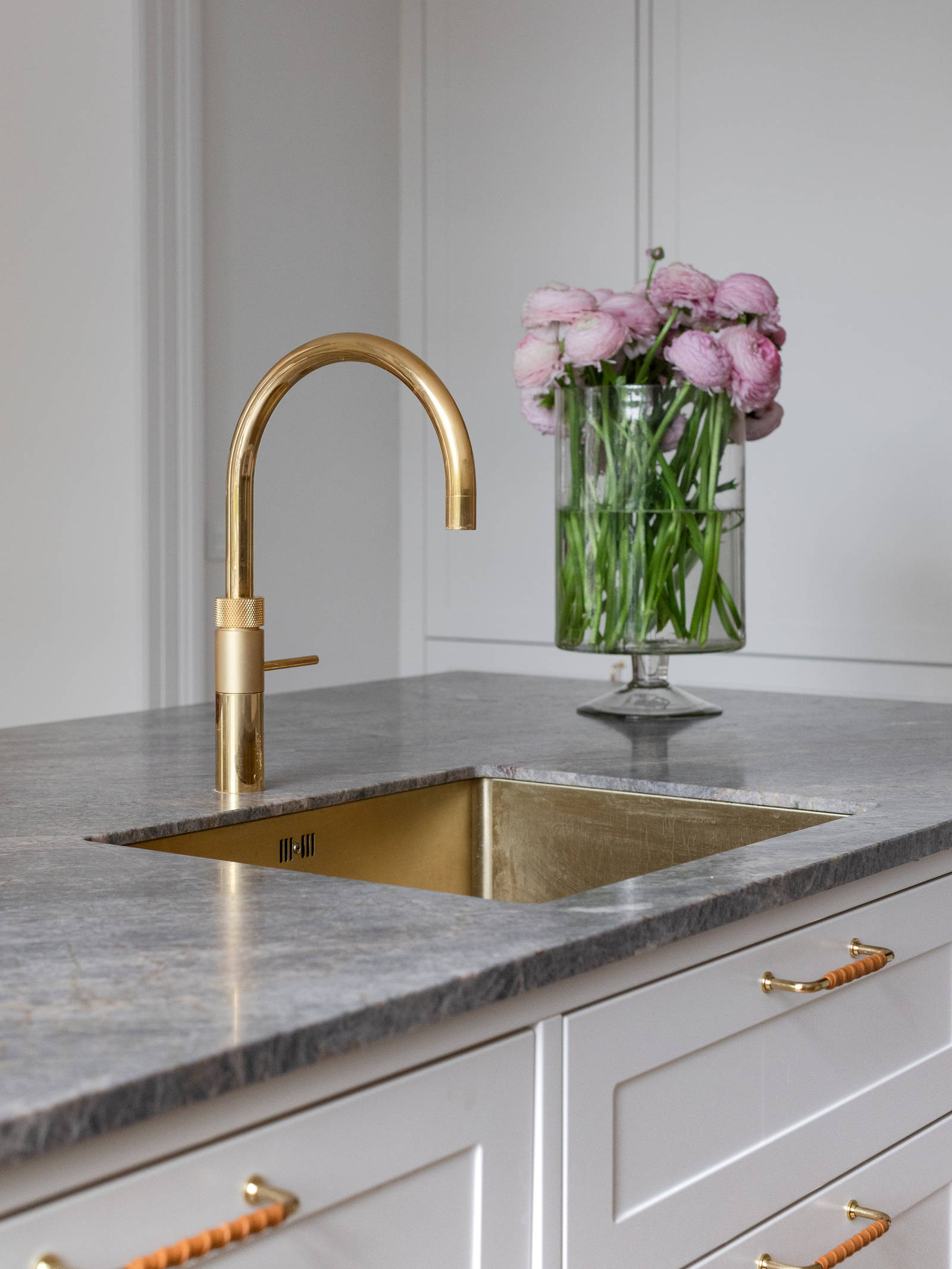 Vandhanen fra Quooker, håndvasken og greb er alle i messing.