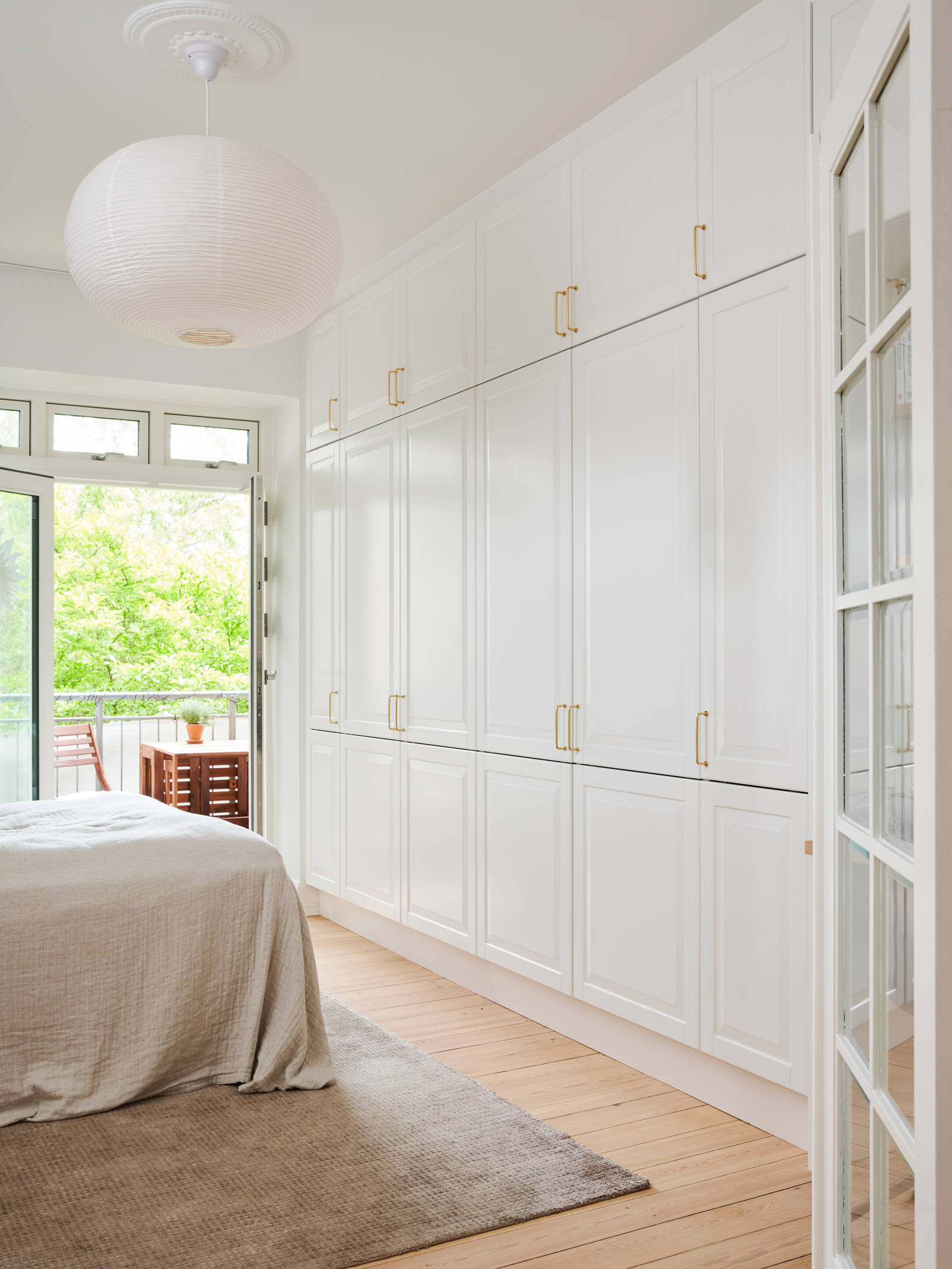 Hvid garderobe Nordic Frost fra INVITA med fyldningslåger og messinggreb