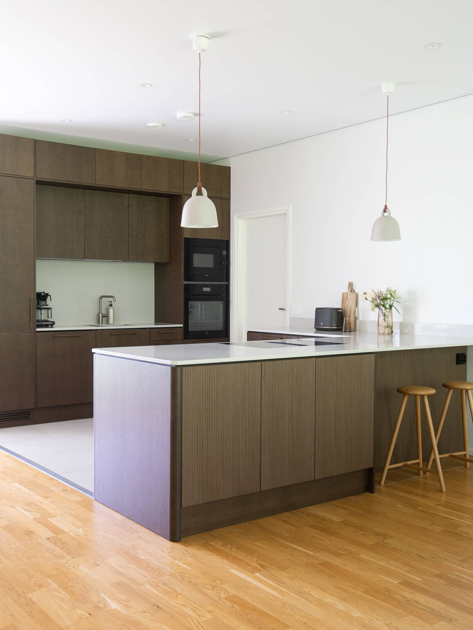 Nordic Nature tammiviilukeittiö sopivilla puukahvoilla Graniitti Caesarstone Quartz työtaso, istuin baarituoleilla Kotona Kerttu Pylvänäisen kanssa