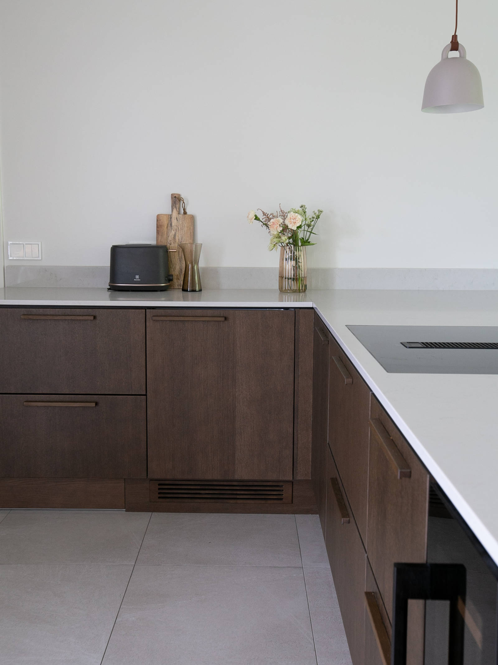 Nordic Nature tammiviilukeittiö sopivilla puukahvoilla Graniitti Caesarstone Quartz työtaso, ruskeaksi petsattu sälejalusta kylmälaitteille, mikä varmistaa niiden ilmankierron, Kotona Kerttu Pylvänäisen kanssa