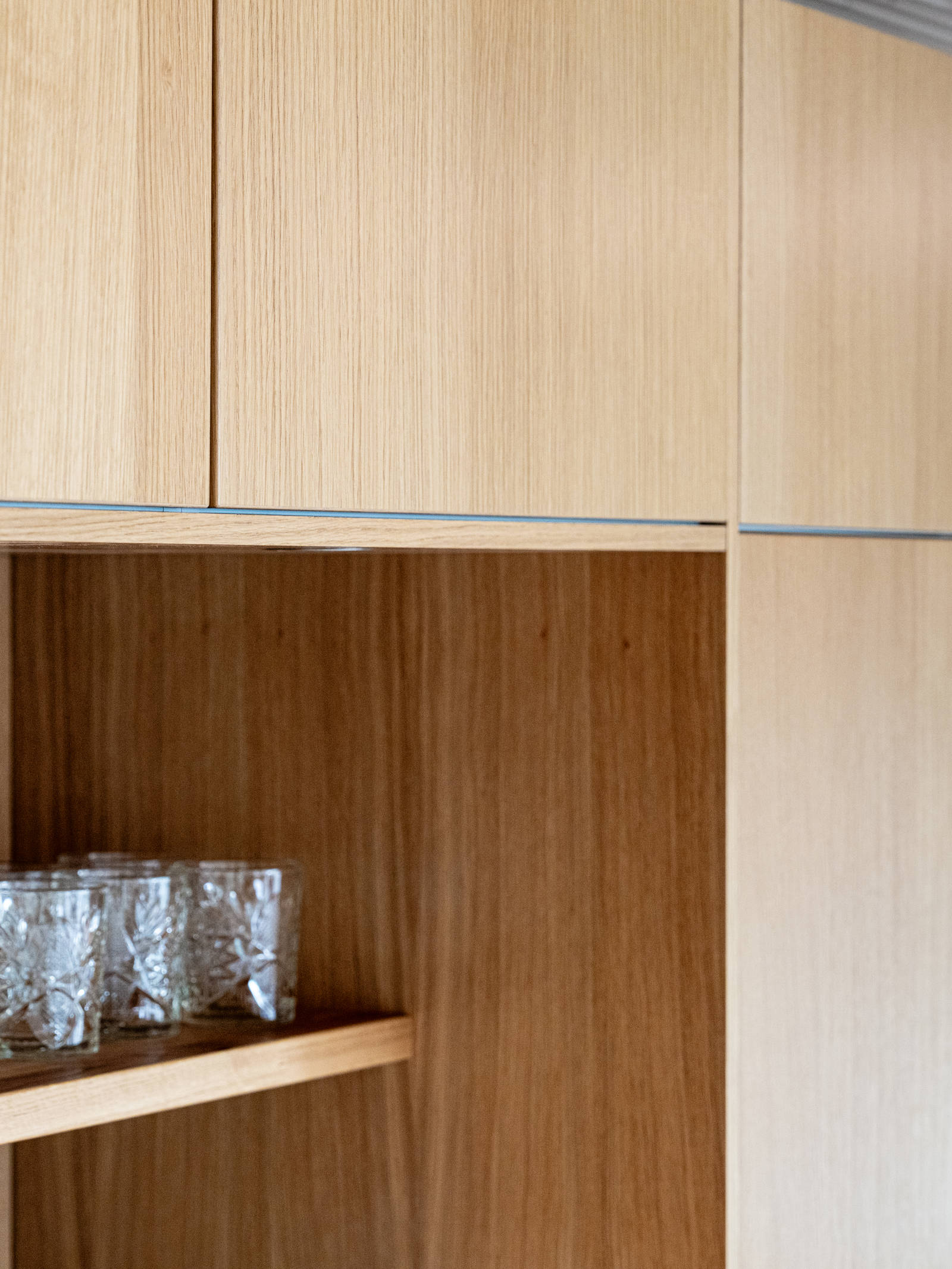 Novartin Aito luonnonväri tammi yhteensopivalla seinähyllyllä