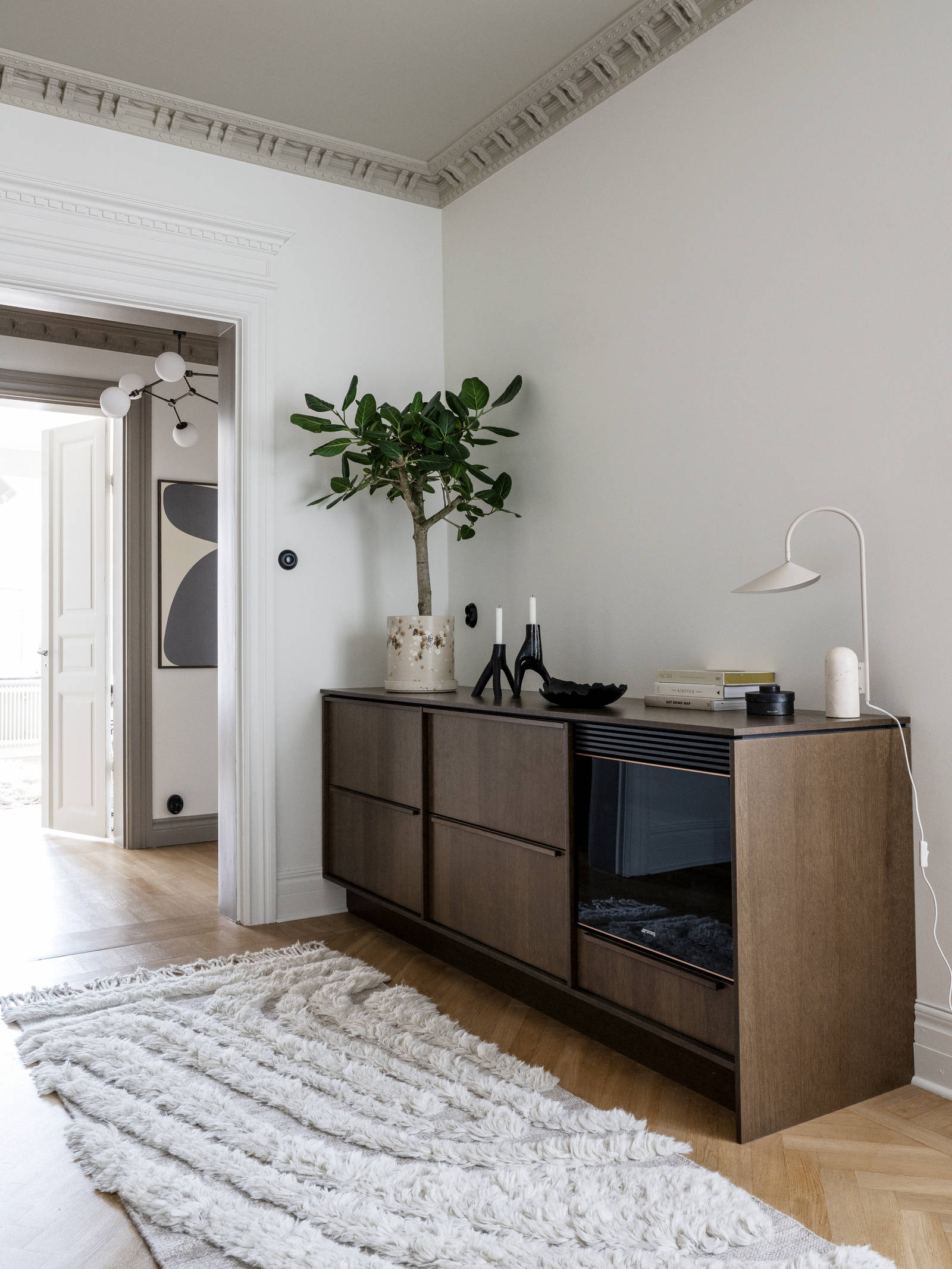 Bänkskåp med möbelkänsla som sideboard med inbyggd vinkyl, i Signatur Ekbacken brunbetsad ekfanér med matchande handtag.