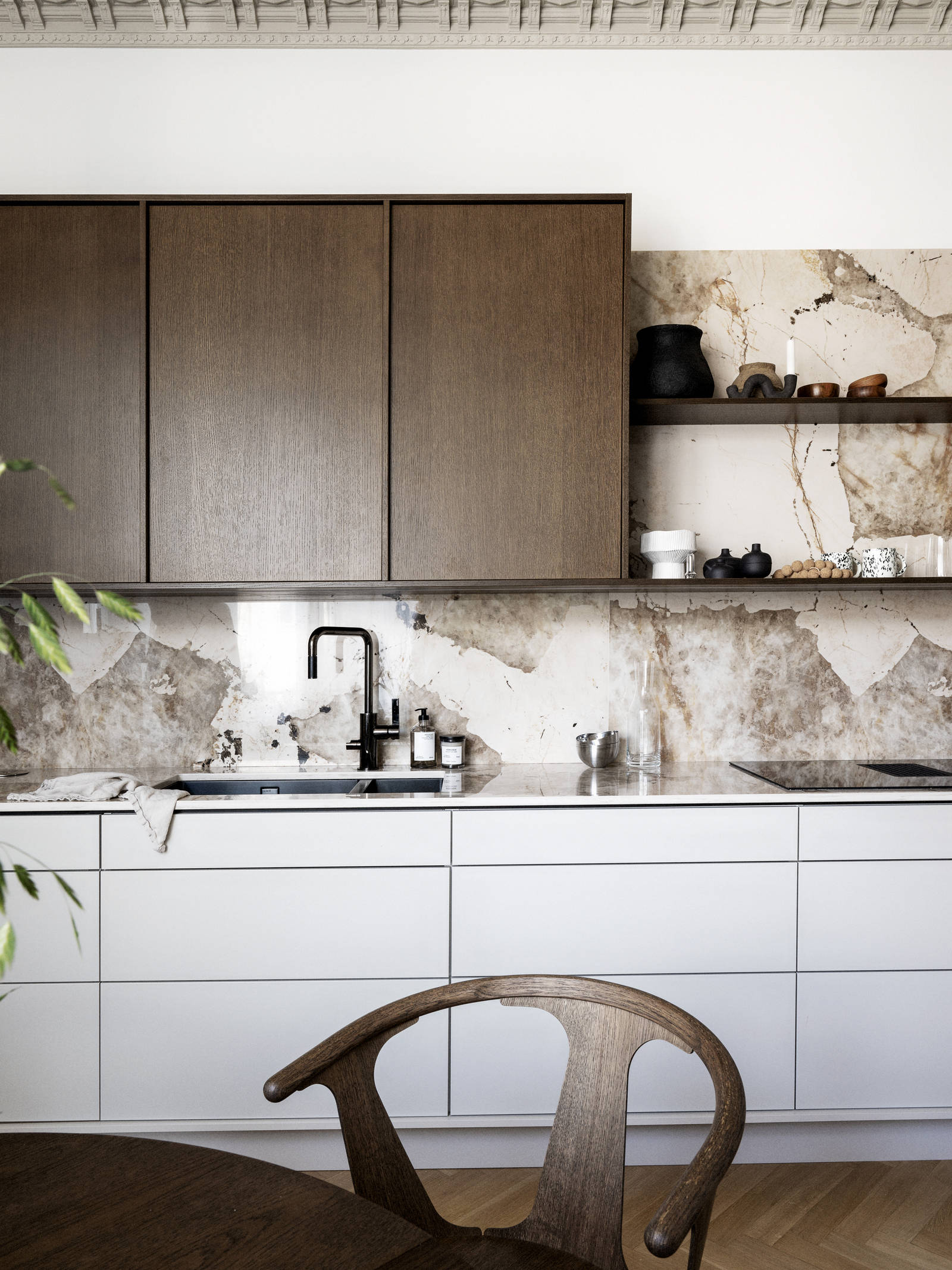 Kök med kombination av köksbänk i beige Arkitekt Plus Sand med överskåp i Signatur Ekbacken fanerad eklucka i brunbets från Marbodal, bänkskiva och stänkskydd som matchar och öppna vägghyllor i brunbetsad ekfanér.