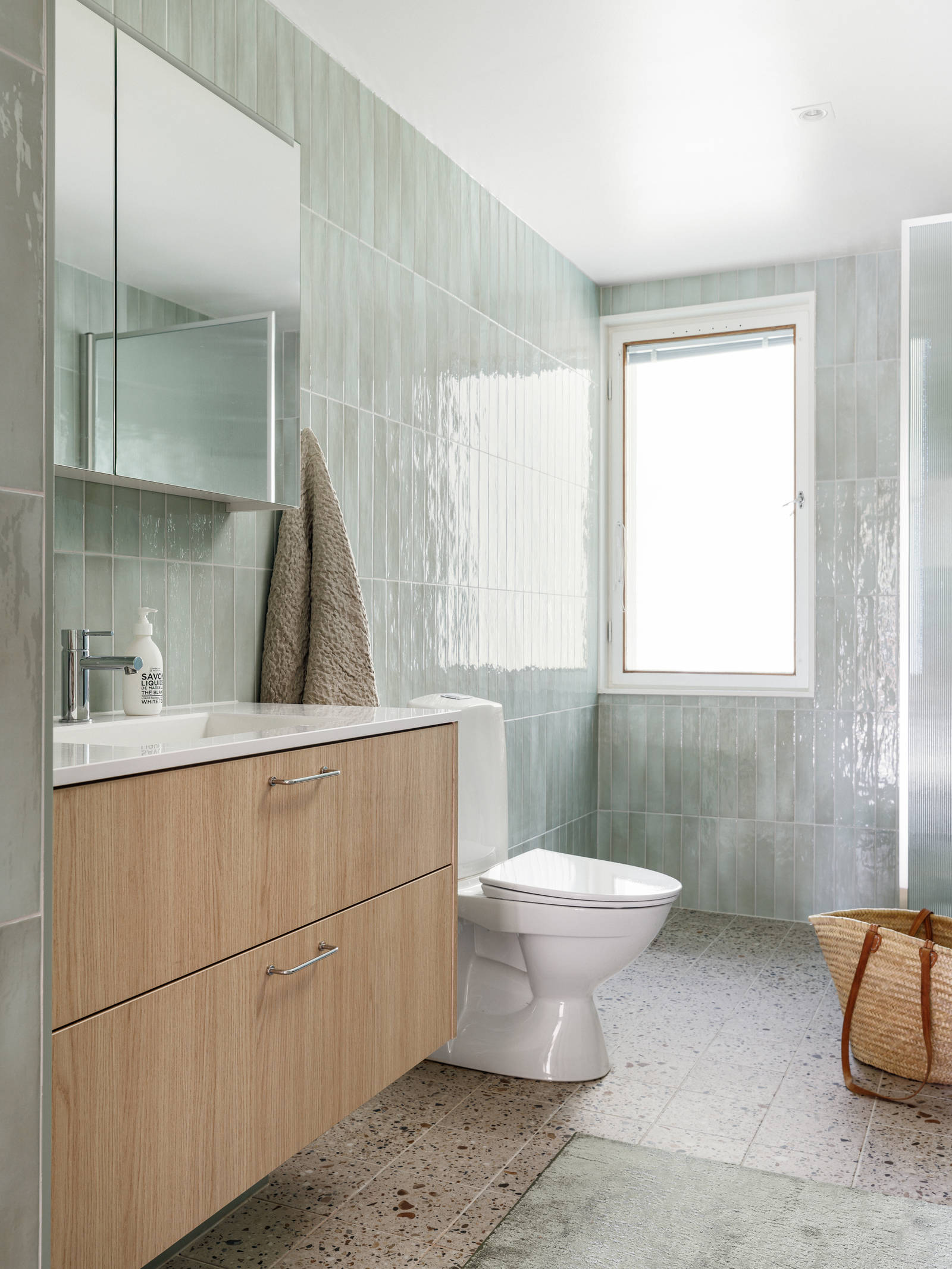 Novartin Aito luonnonväri tammi kylpyhuonekaappi