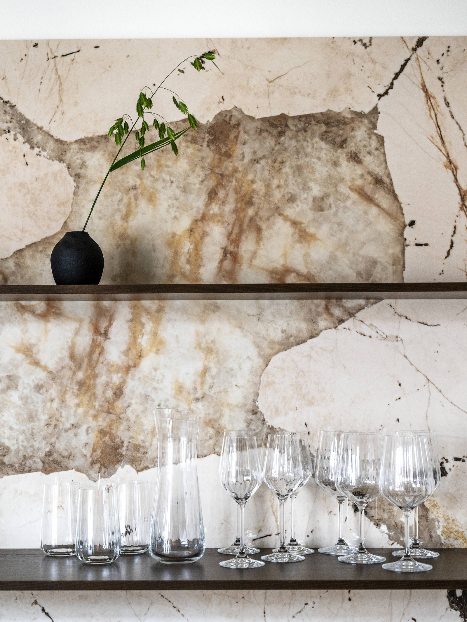 Vegg på kjøkkenet fra Sigdal med åpne hyller i Favn finert brunbeiset eik med naturfarget eksklusiv benkeplate som splashback