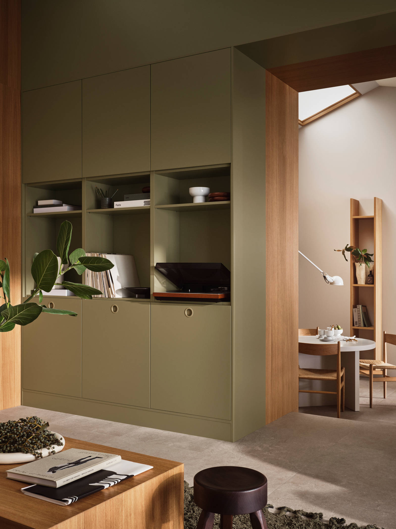 Grønne skaber fra INVITA i 1970'er-inspireret farve Pistacie, med åbne hylder