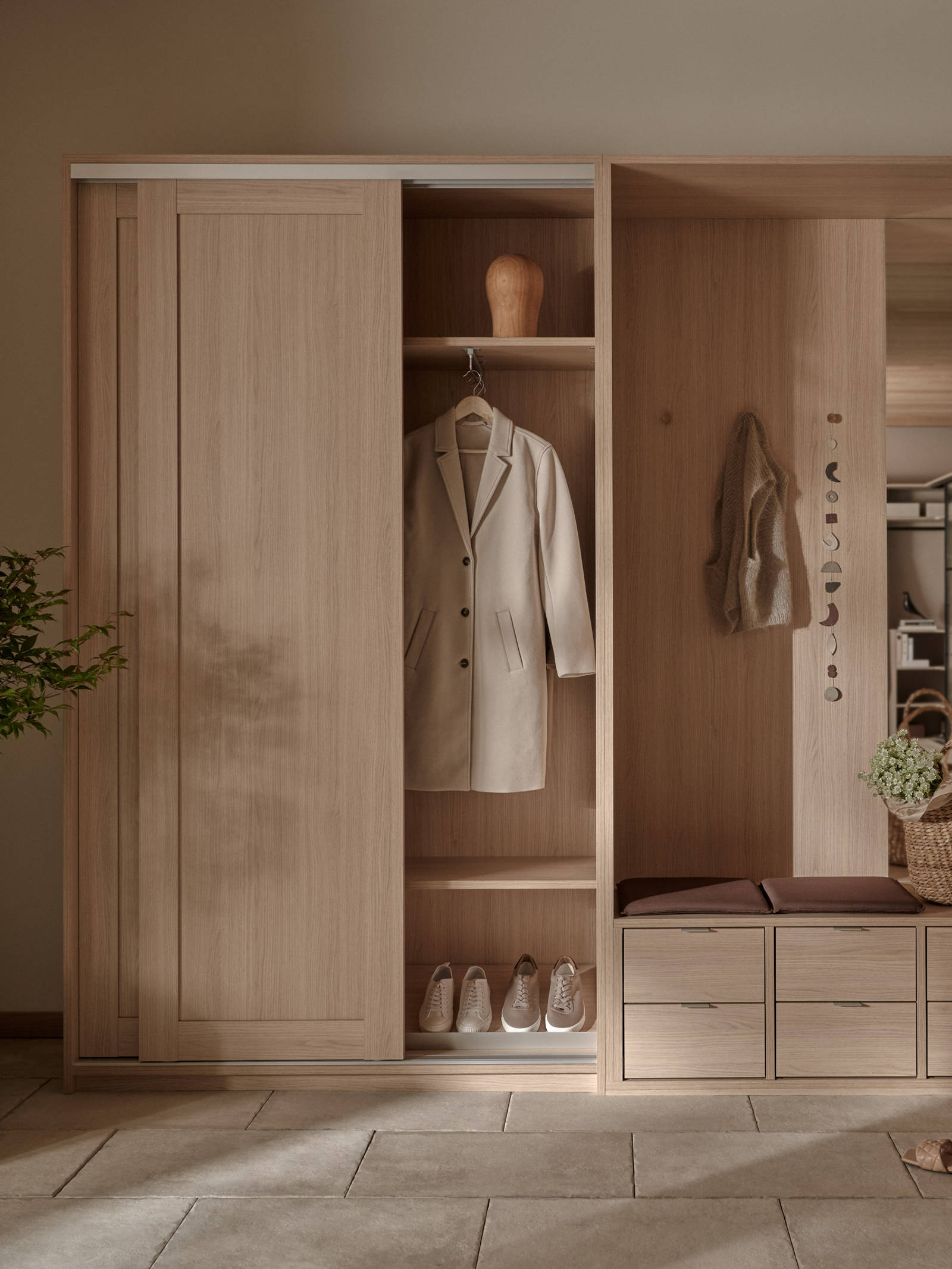 Lys garderobeskap med lys tre skyvedører og innredning