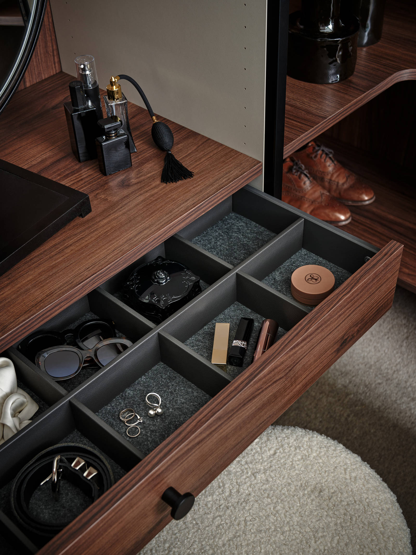 Ingenting er mer arealeffektivt og plassbesparende enn en skyvedørsgarderobe. Skyvedører kan brukes overalt - i stua, entréen, soverommet eller vaskerommet. Skreddersydde skapløsninger gir vanligvis 30-50% mer skap- og oppbevaringsplass.