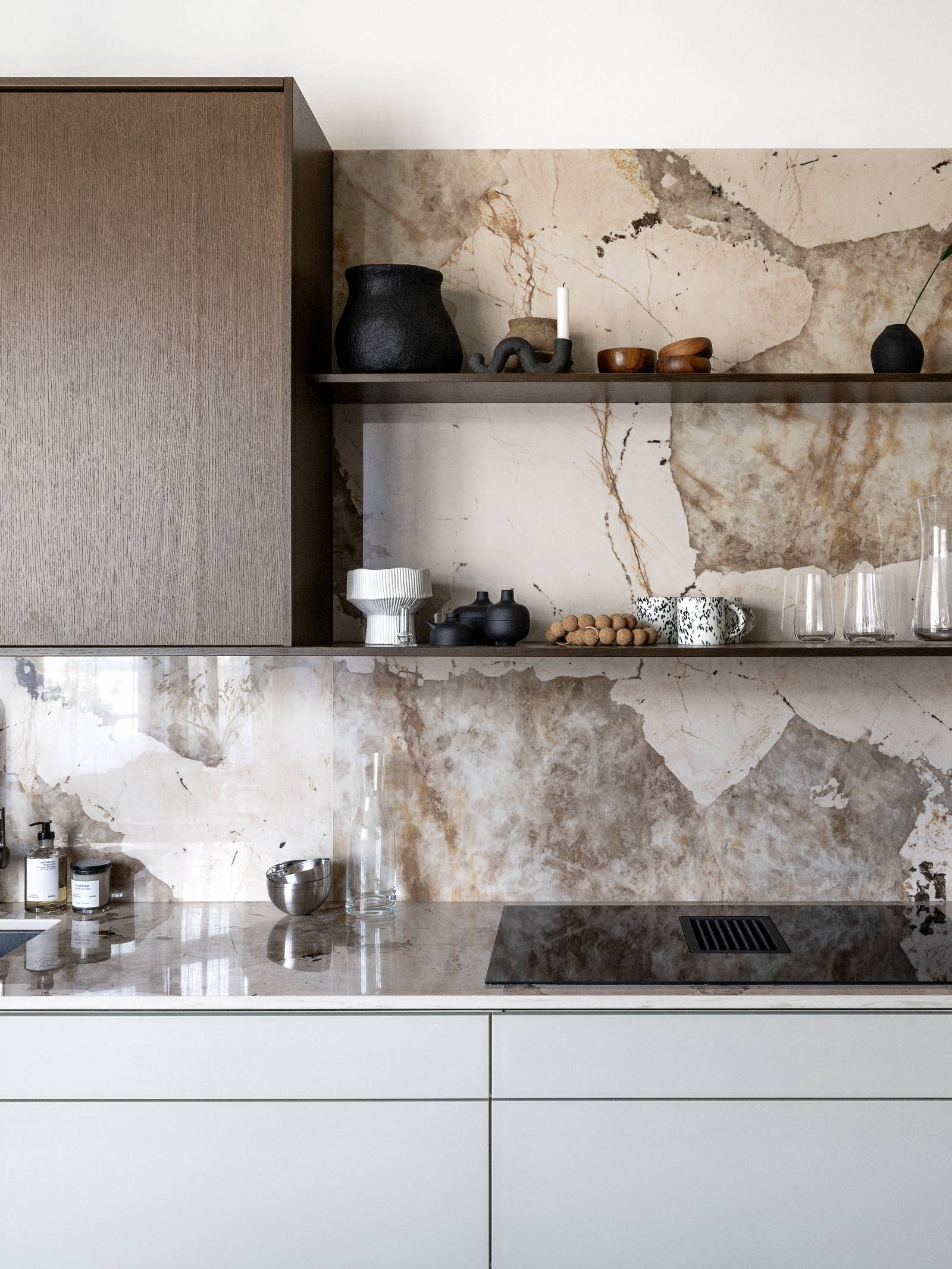 Køkken med en kombination af køkkenbord i beige Athena Sand med overskabe i Forever Oak fineret egetræslåge i brunbejdset fra INVITA, bordplade og stænk, der matcher, og åbne væghylder i brunbejdset eg finer.