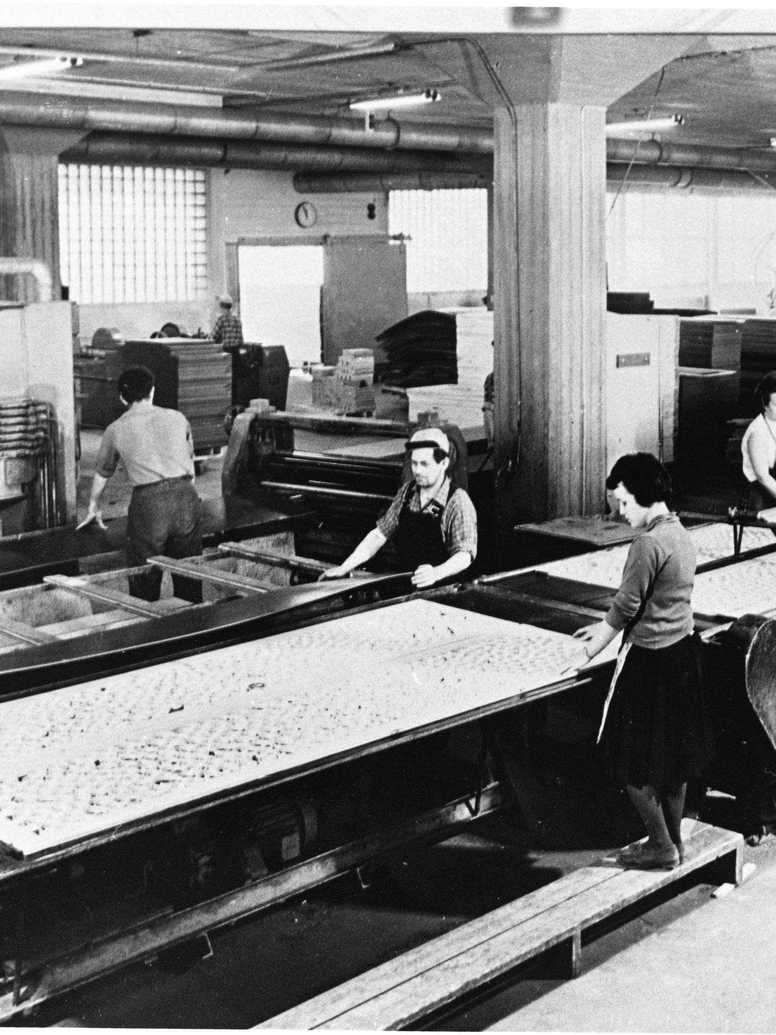 Svartvit bild av fabrik