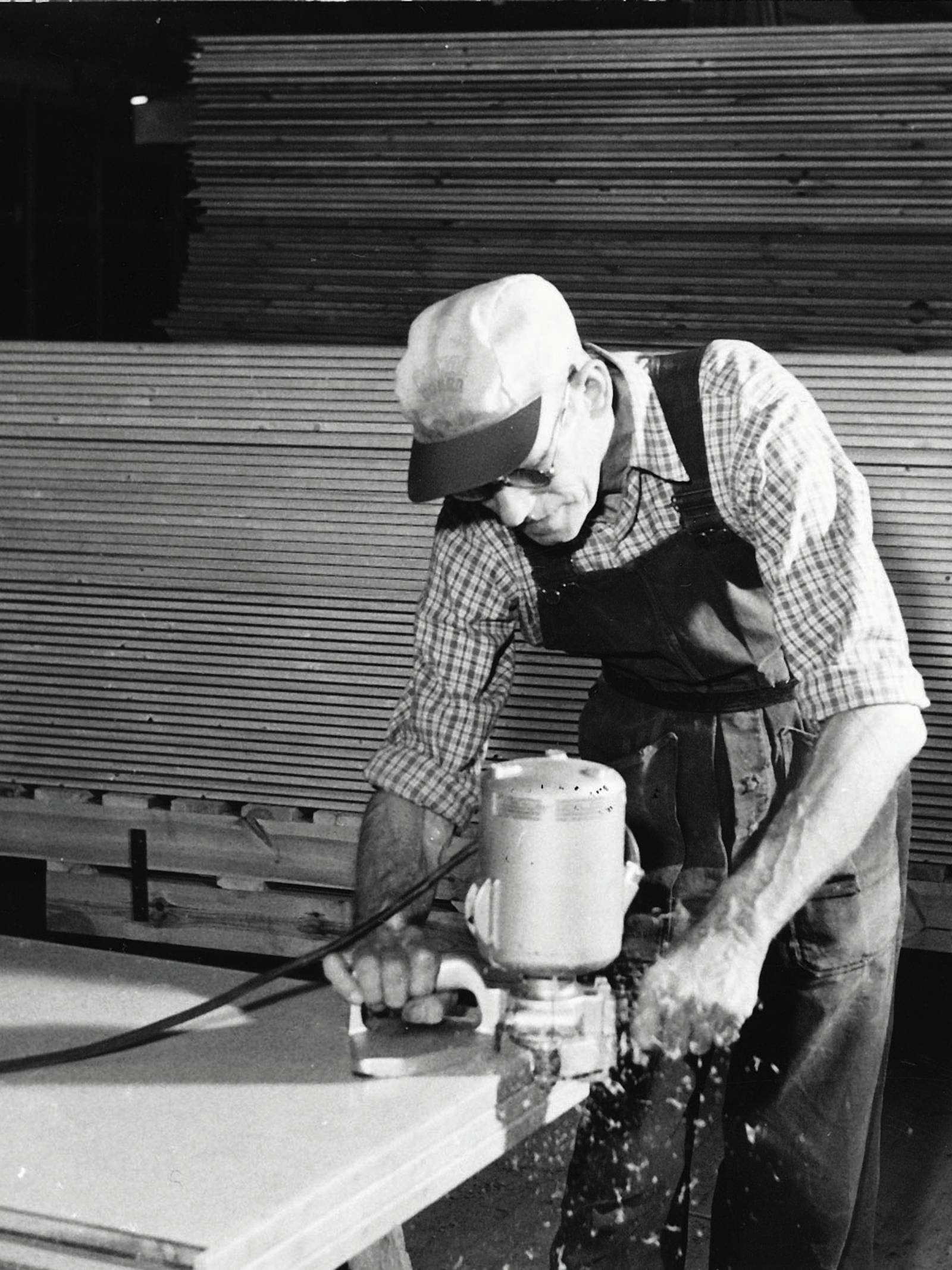 Man som sågar i träskiva