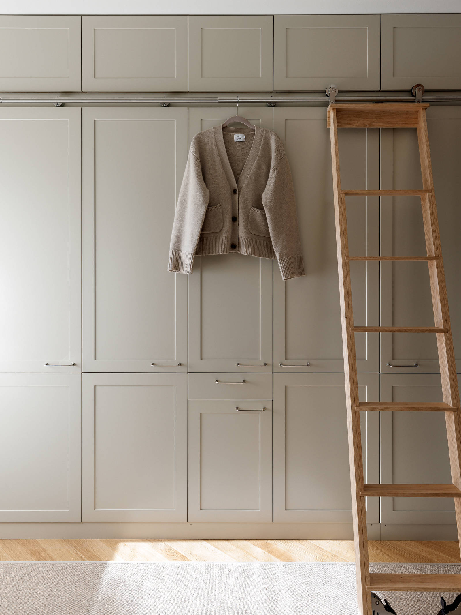 Højskab beige tidløs garderobe Square Sand fra INVITA med greb i rustfrit stål