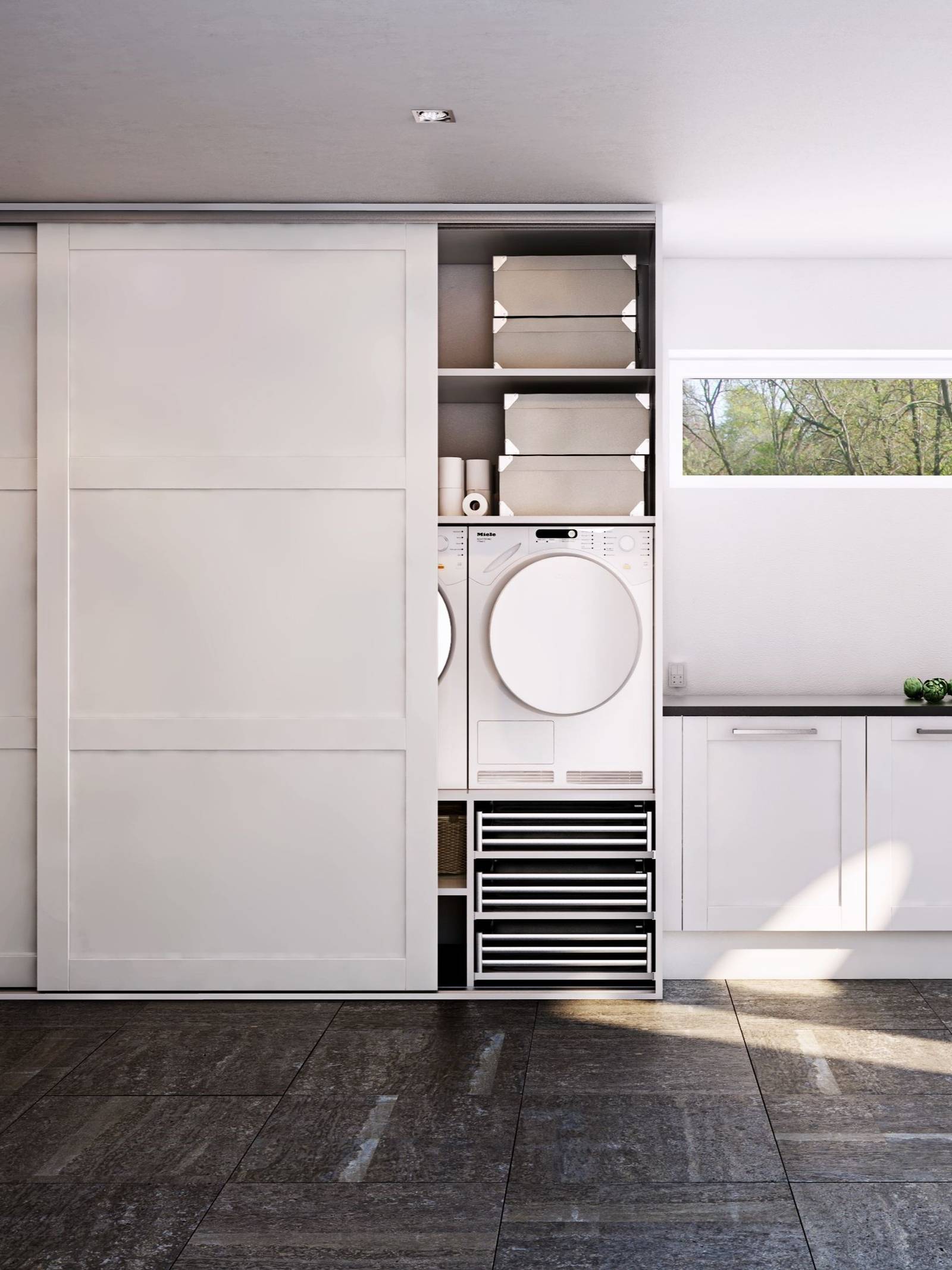 Vaskerum med bænk og højskab, indbygget vaskemaskine og tørretumbler på hylder bag hvide skydelåger
