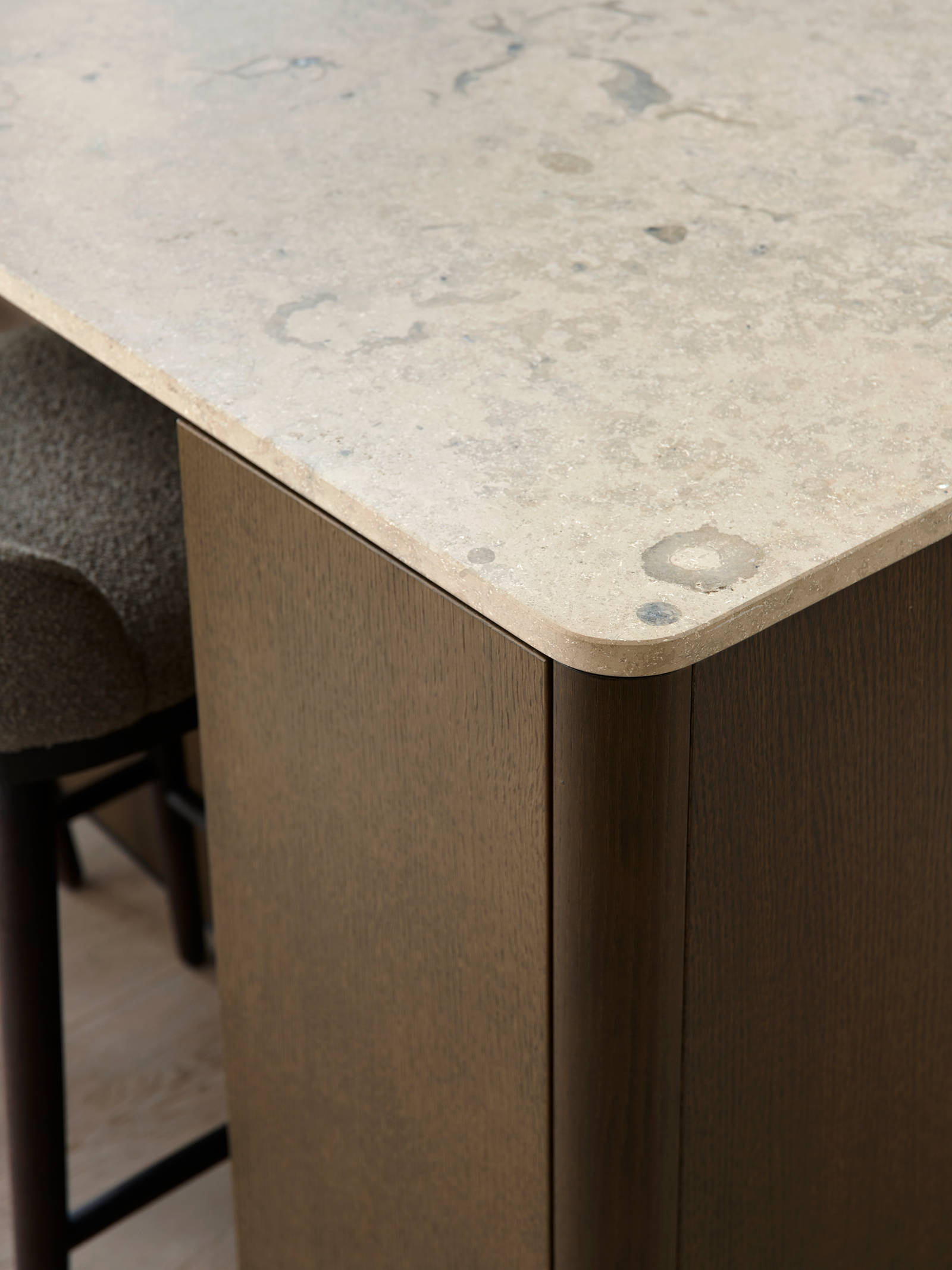 Josephine och Aske med Marbodal RE:New-luckor i sitt kök