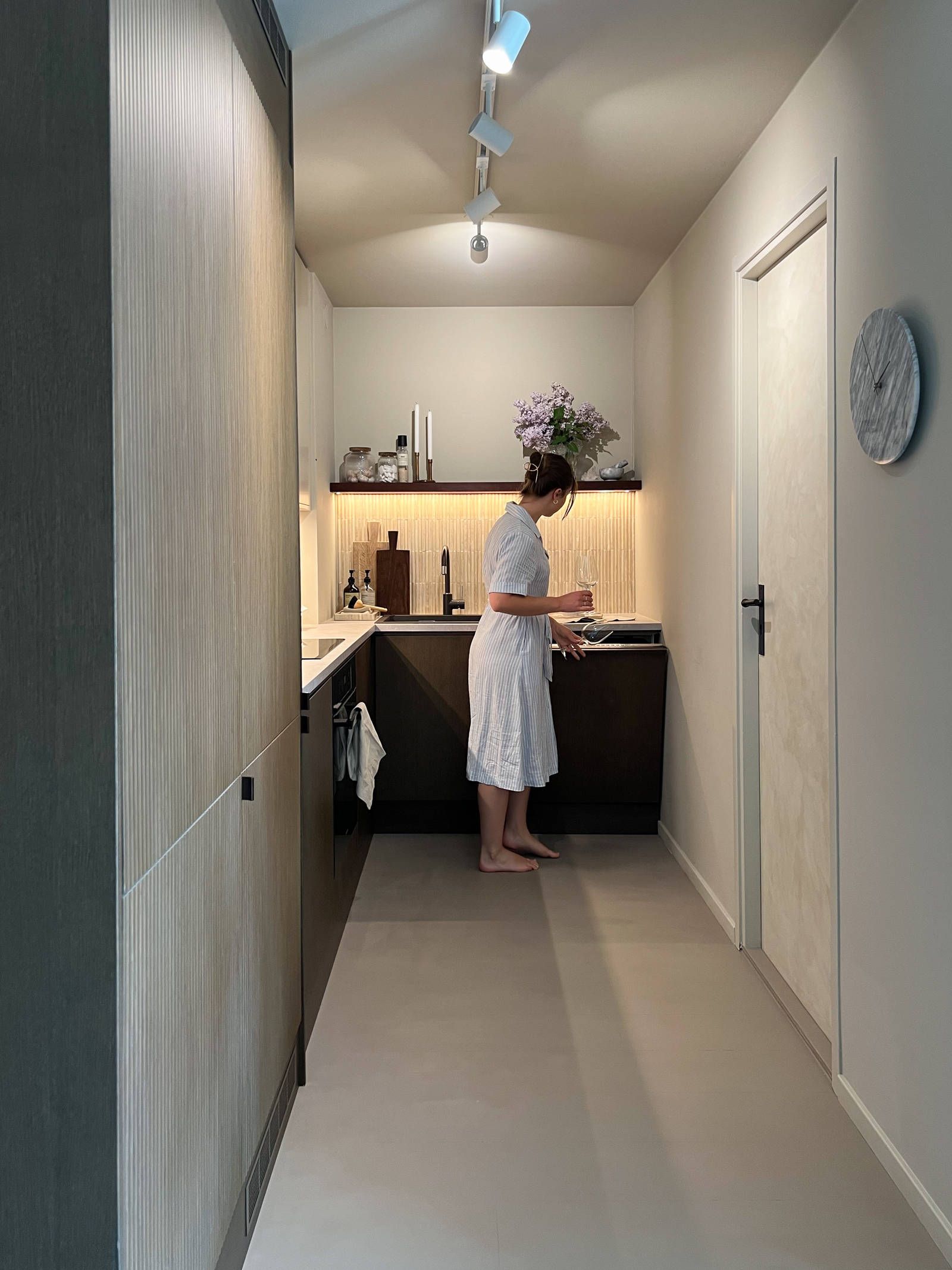 Favn nøtt kjøkken med Uno øverskap og Delaware Stein laminat benkeplate hjemme hos Eli Linea Svalastog.