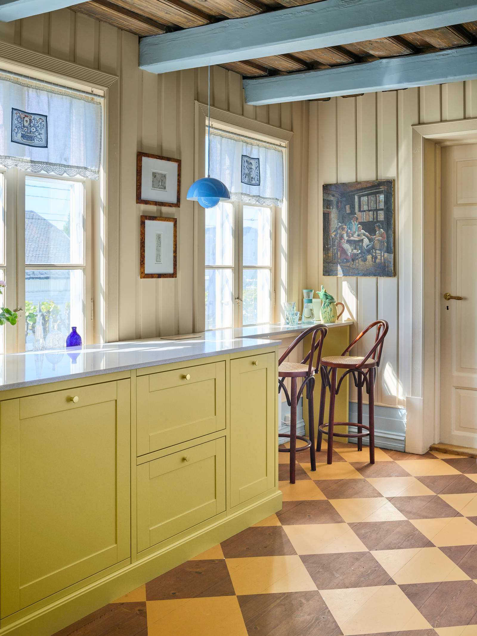 Landlig rammekjøkken Scala Inframe fra Sigdal som gir en snekkerbygged preg, med silestone benkeplate og rutete gulv