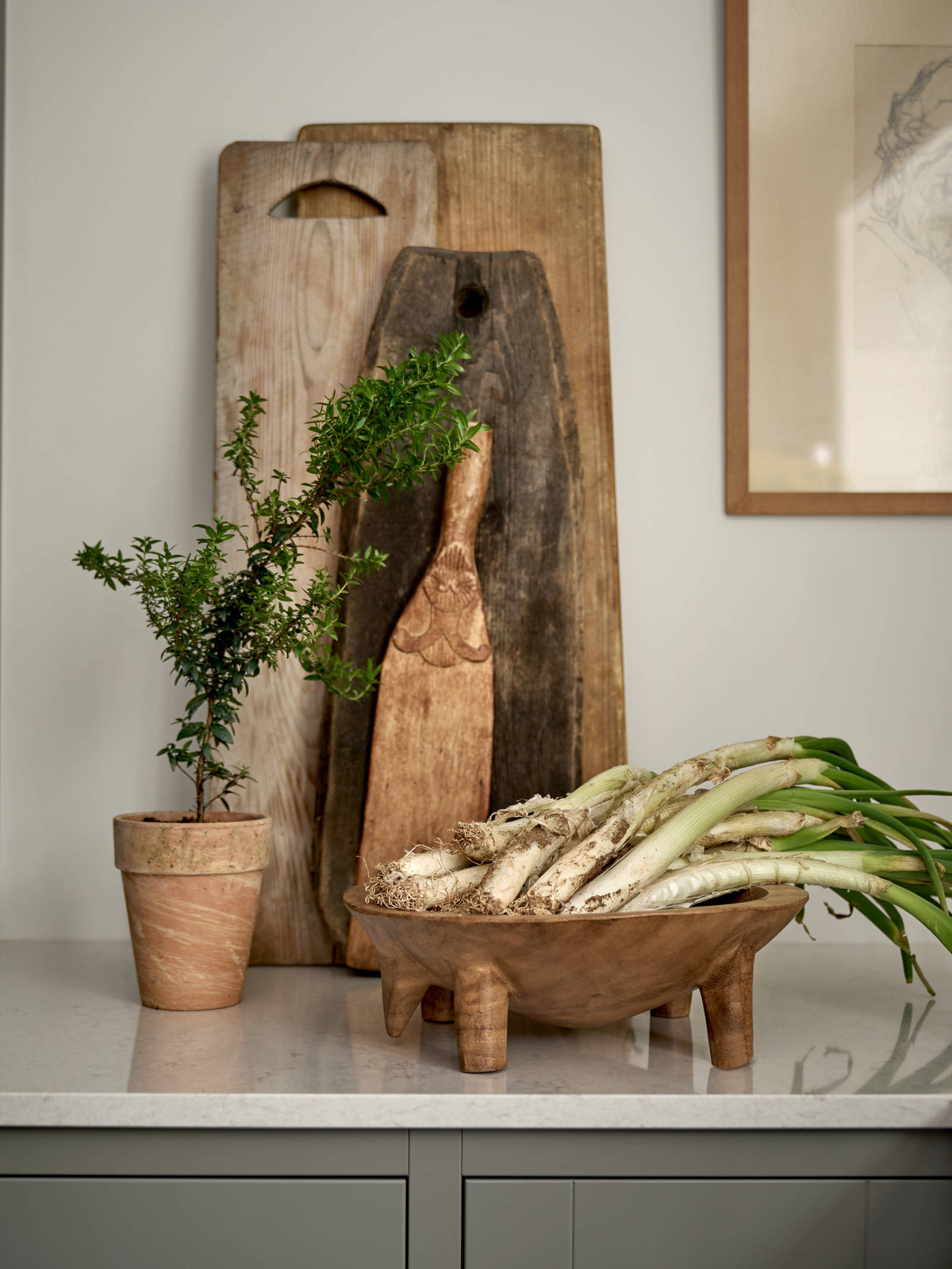 En kökshylla med bänkskiva och skåp i grått från Marbodal.