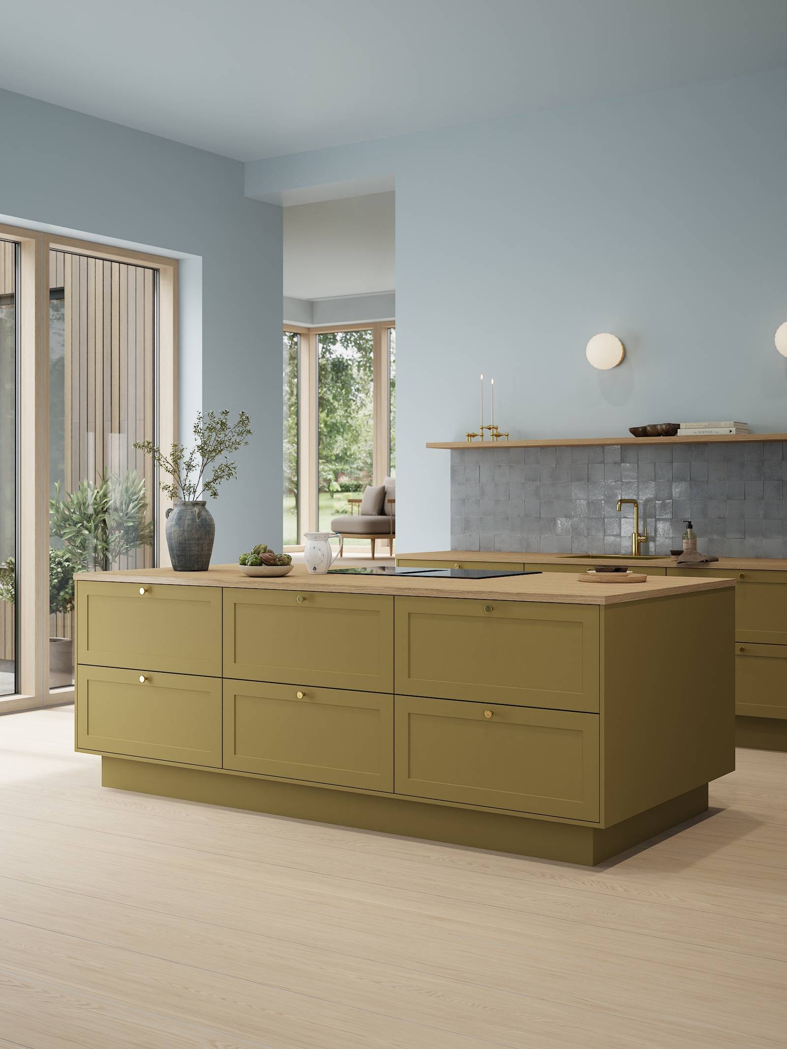 Kjøkken Scala fra Sigdal med kjøkkenøya i farge Støvet Militærgrønn NCS S5030-Y med blekblå fliser, messing grep med lys tre benkeplate