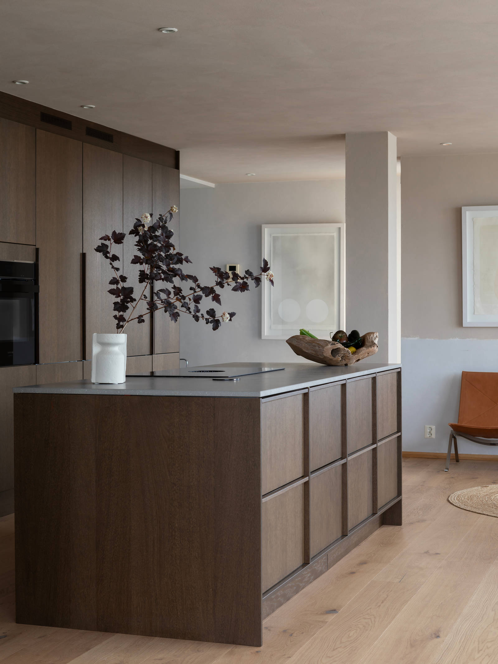 Køkkenø i brun egetræsfiner køkkenet Forever oak med matchende tre håndtag fra INVITA og beige højskabe Athena Sand