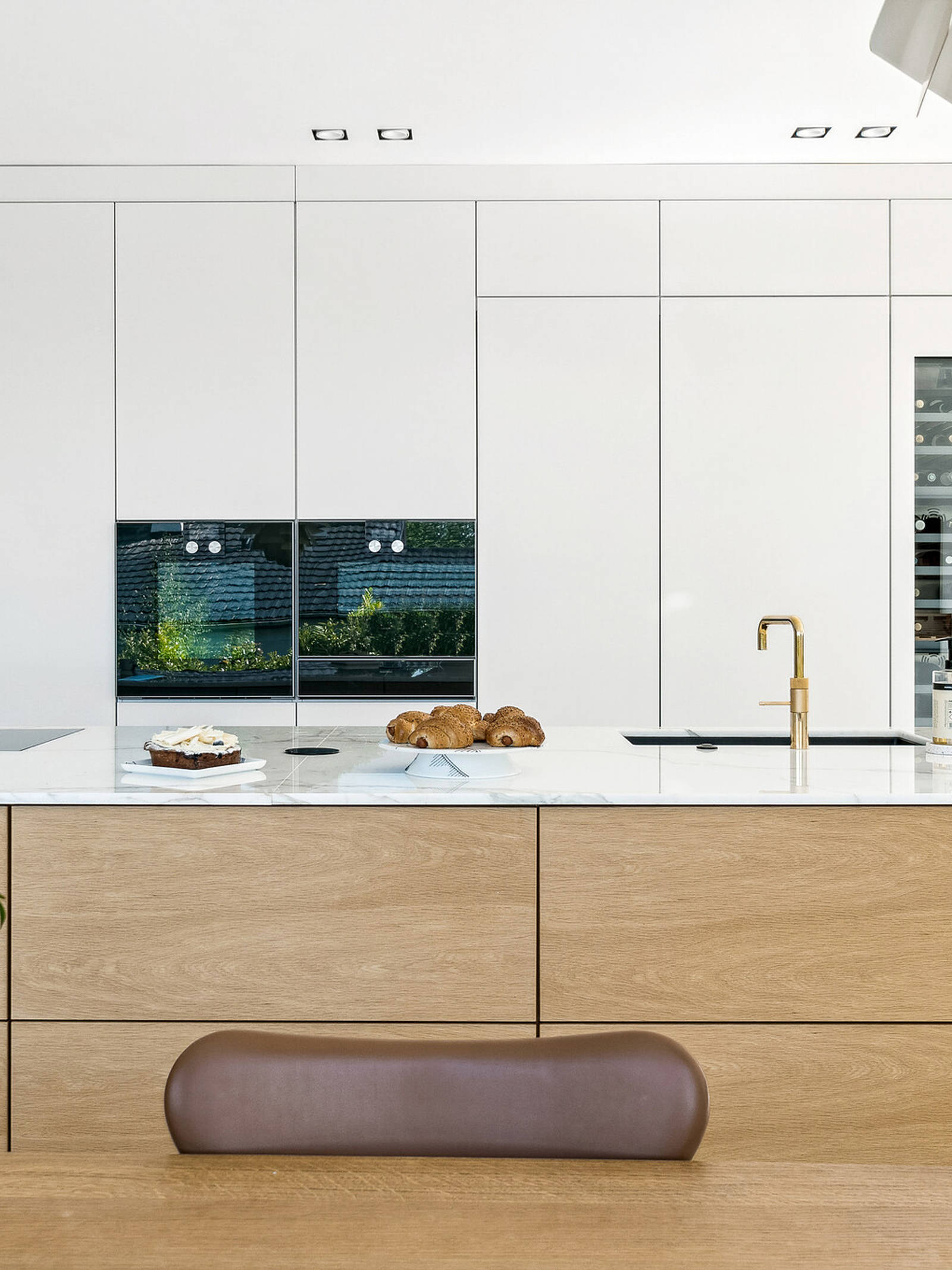 uno form Avantgarde snedkerkøkken i eg med hvide højskabe