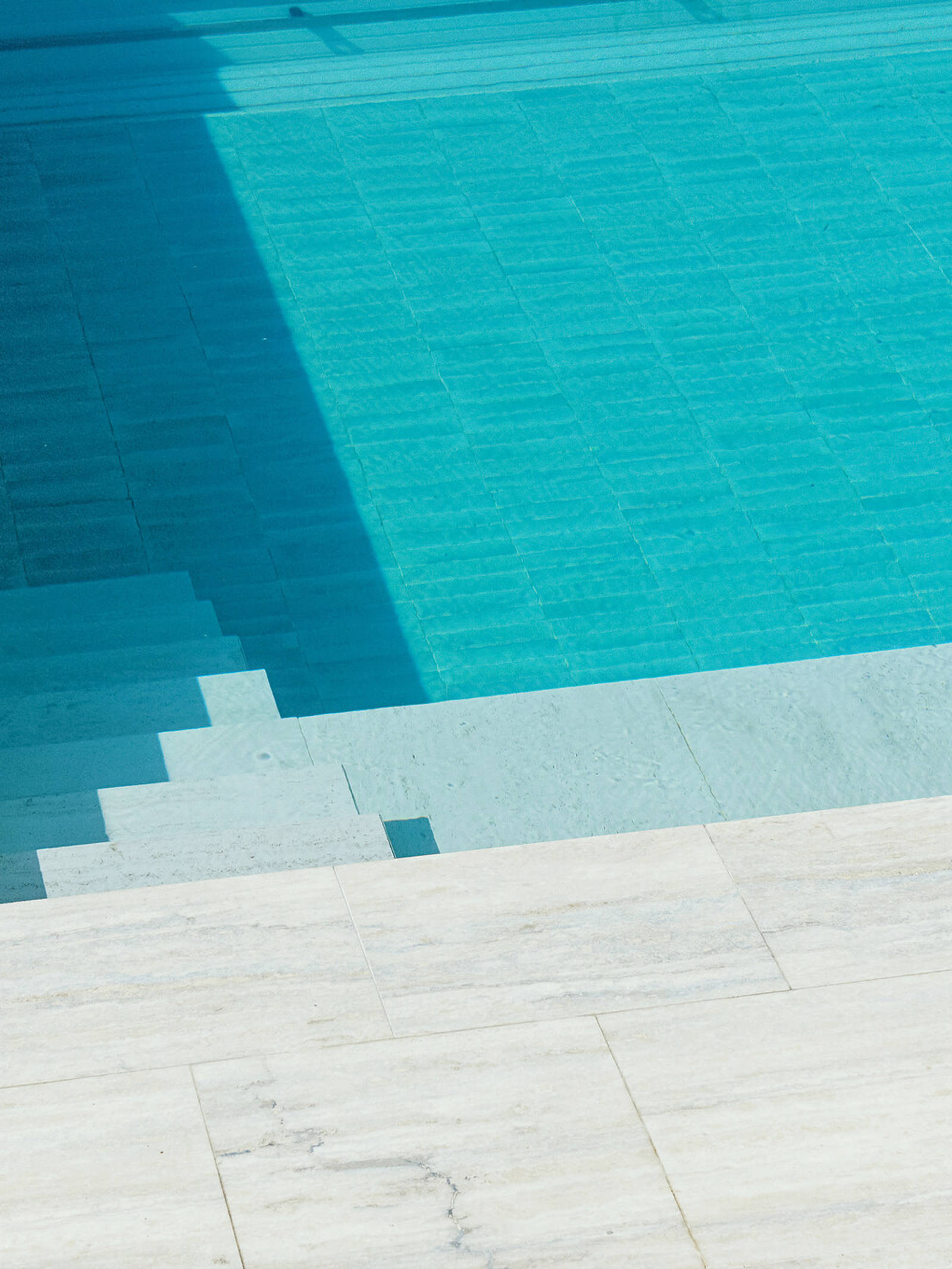 Pool med klinker i travertin