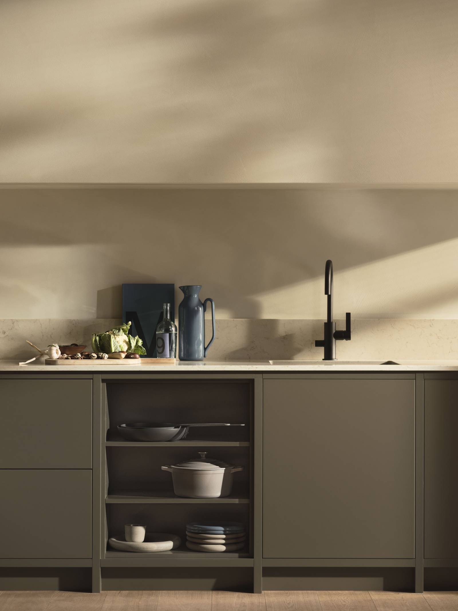 Varm minimalisme closeup af åbne hylder