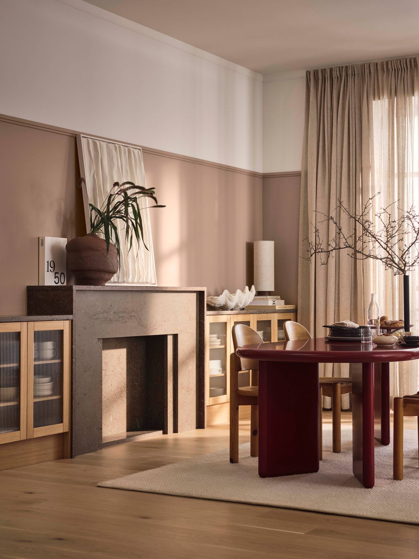 I vårt nye kjøkkenkonsept Signatur Form har vi latt oss inspirere av symmetri og geometriske former, med elementer fra Art Deco-stilen. I kjøkkenet finner vi modellen Line i vår helt nye beige-farge Lun, og Square Bølge vitrinedører med rillede glass. Innenfor konseptet har vi også en ny knott i støpejern, og en vakker benkeplate i kvartskompositt.