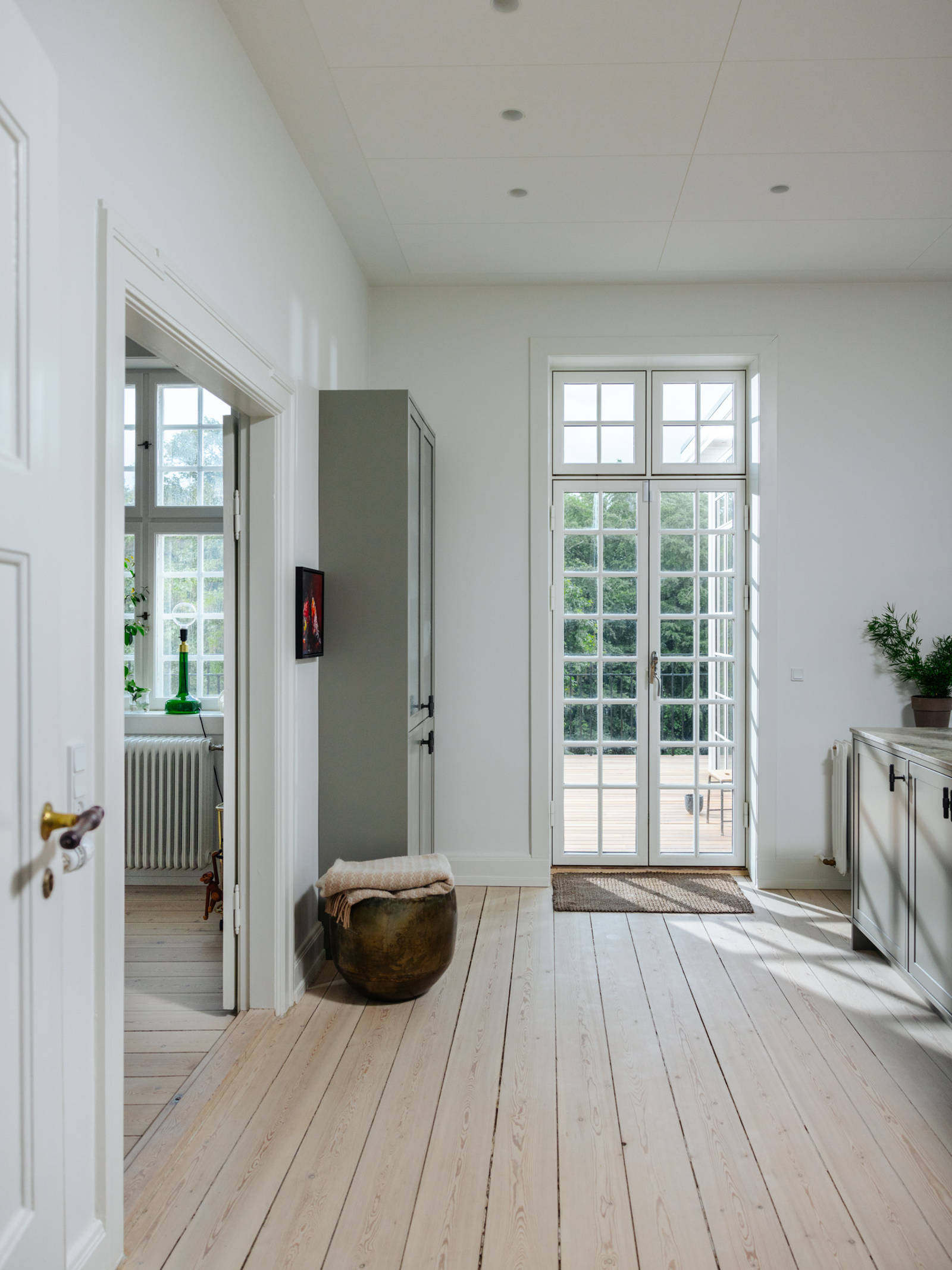 Between the kitchen and dining room, Maria has a uno form Shaker display cabinet for her dinnerware.