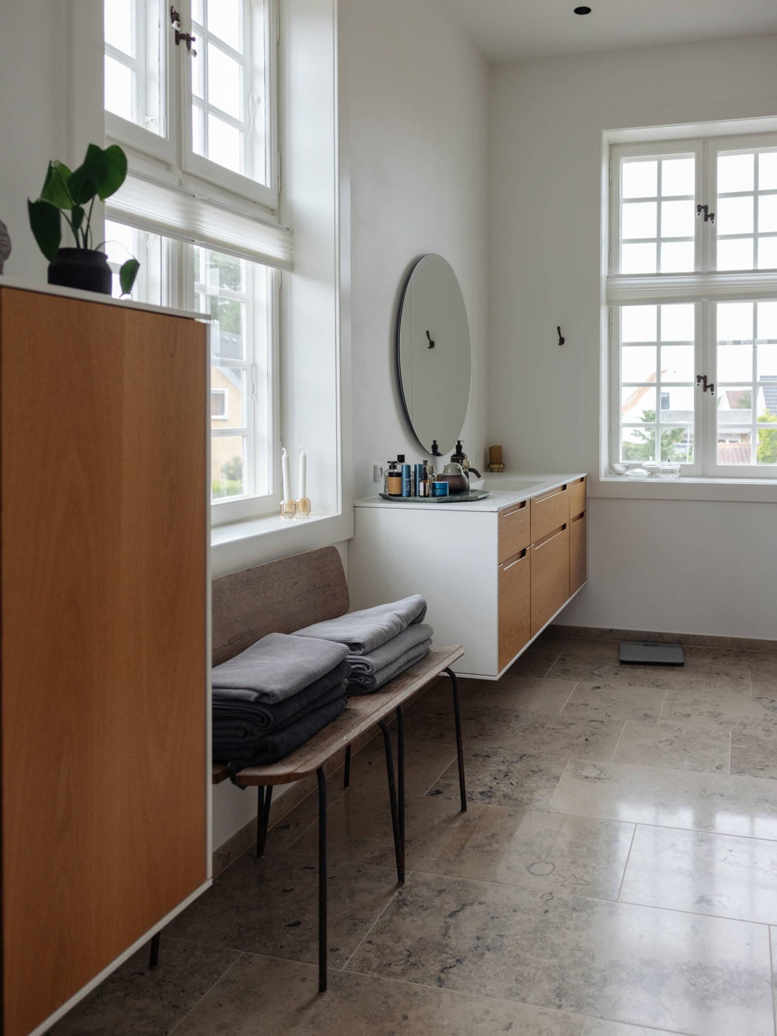 Maria has combined the modern oak bathroom furniture from uno form with old things that ooze soul