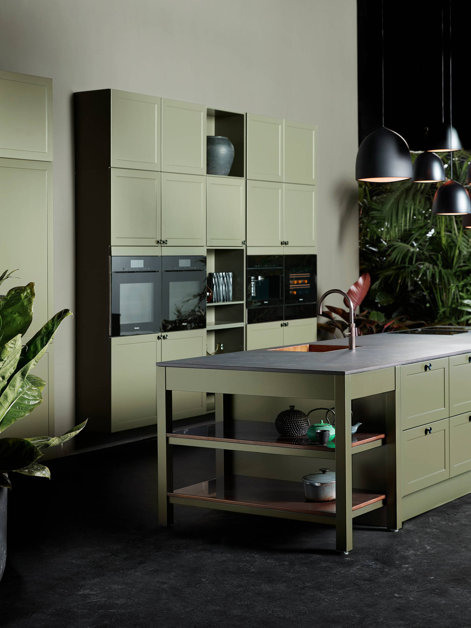 Nostalgisk grønn køkken Northern Shaker Olivenfra INVITA med håndtappede træskuffer og moderne linjer på fyldningslågerne, køkkenø med åbne hylder of endereoler