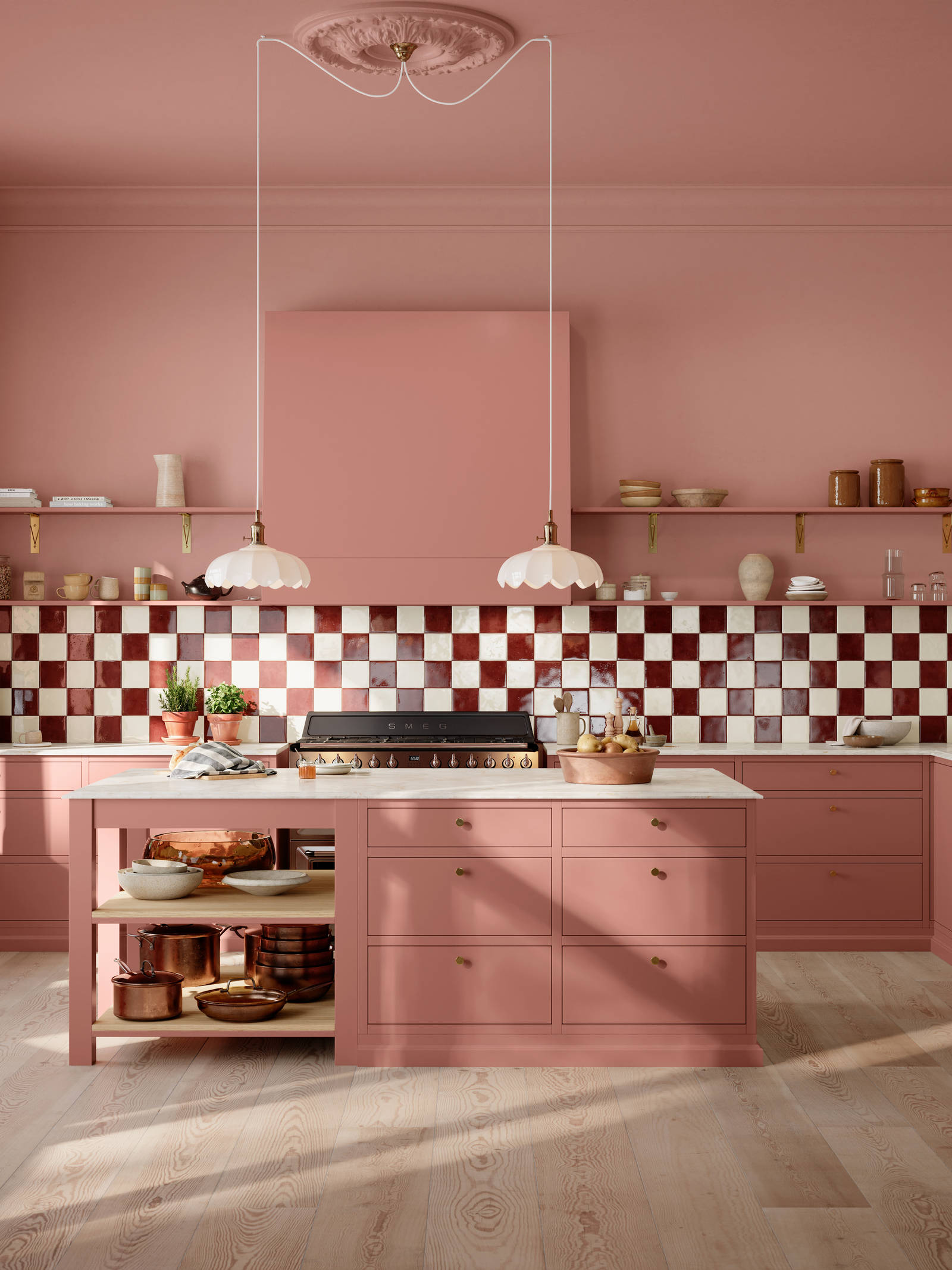 Kjøkken Line Inframe fra Sigdal med kjøkkenøya i farge Mild Sienna S 3030-Y80R med vitrineskap og Ventilator Diskret Sense fra Røroshette i samme farge, fliser fra Fagflis og grep Dot ubehandlet messing