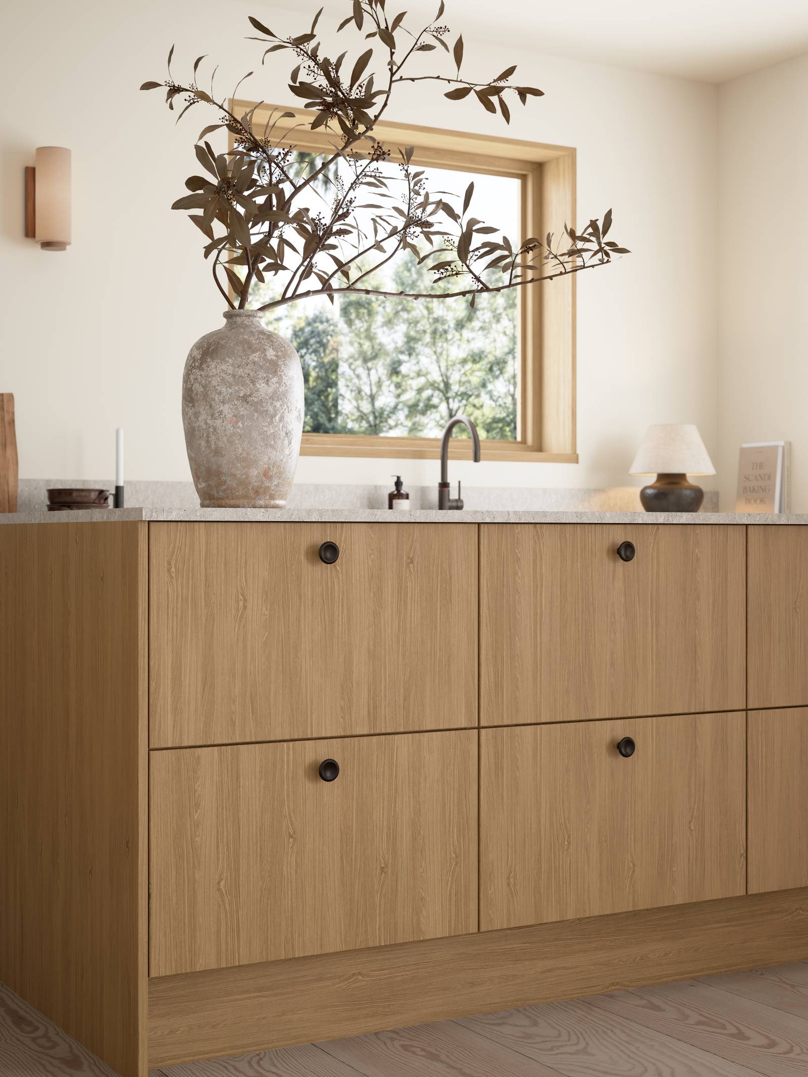 Favn er et kvalitetskjøkken inspirert av naturen. En vakker front i stående finer som gir hele kjøkkenet liv.