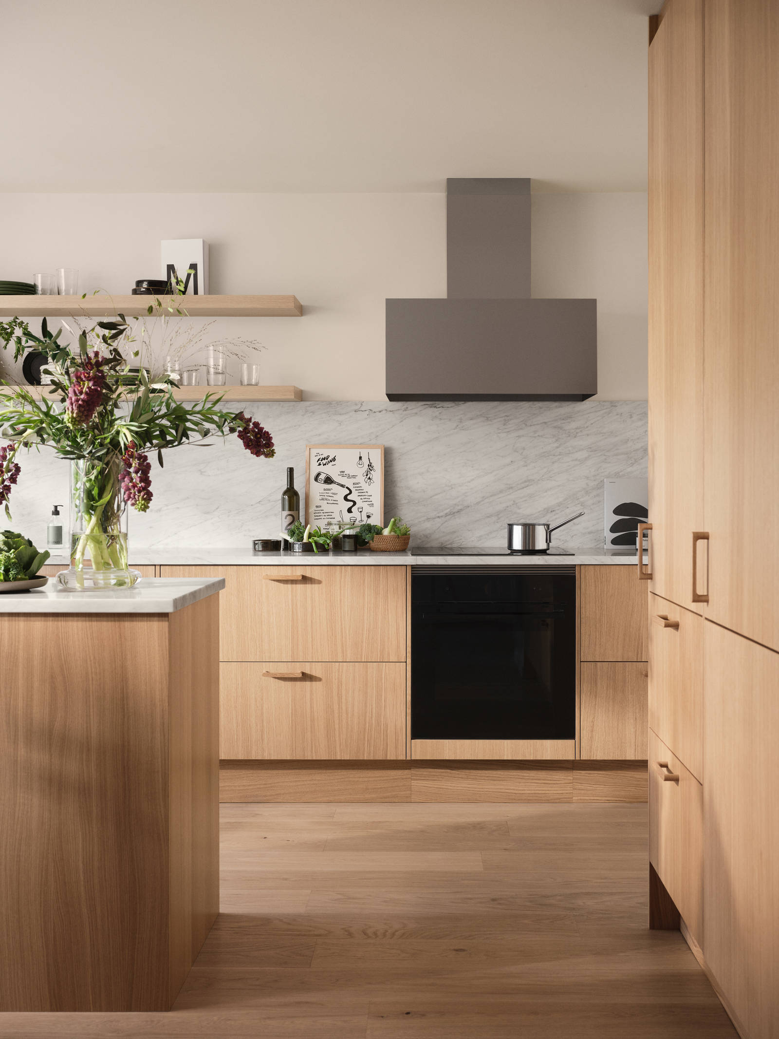 Kjøkken i eikefinér Favn, med naturstein marmor benkeplate, eikefinér vegghylle