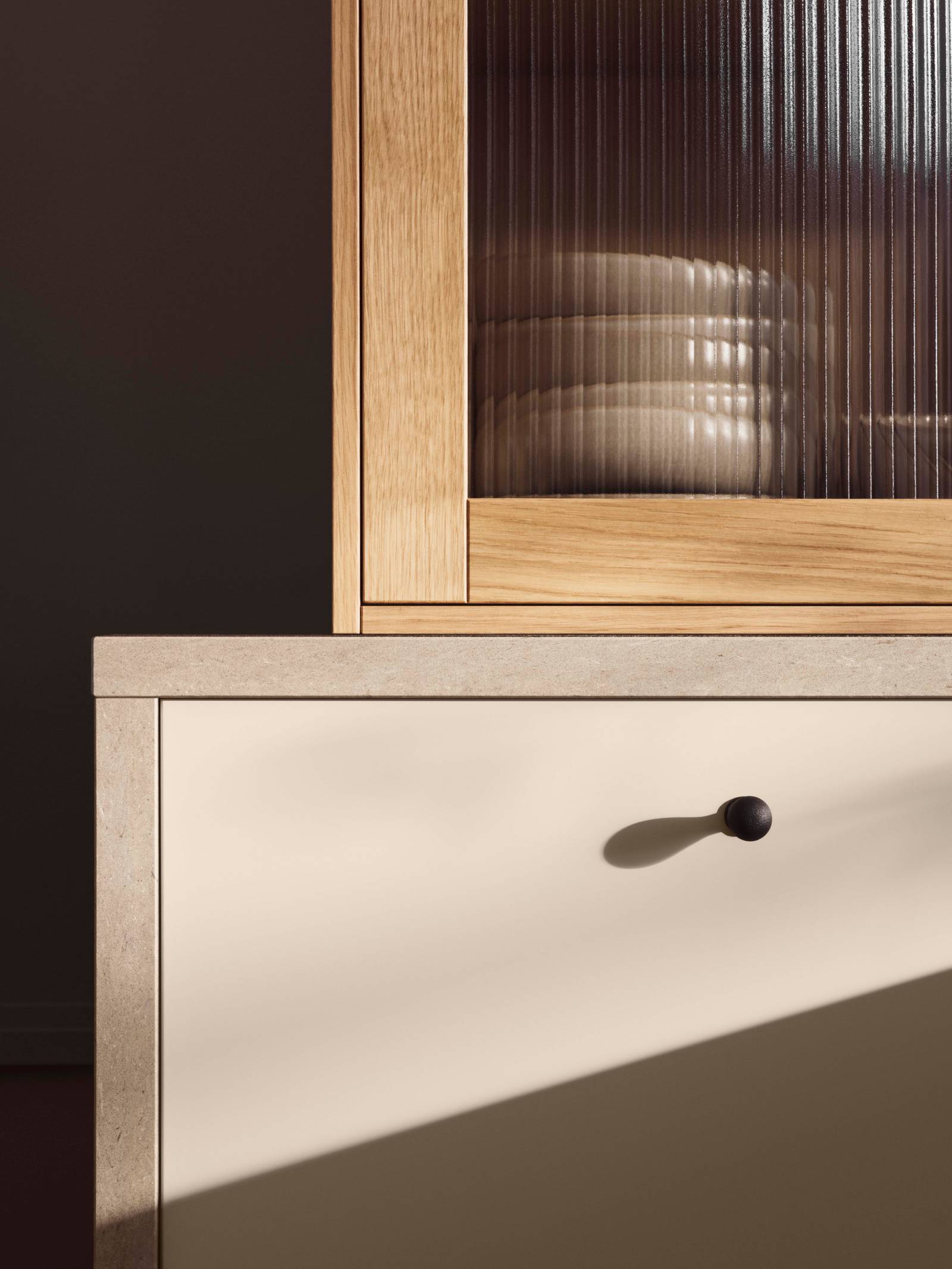 I vårt nye kjøkkenkonsept Signatur Form har vi latt oss inspirere av symmetri og geometriske former, med elementer fra Art Deco-stilen. I kjøkkenet finner vi modellen Line i vår helt nye beige-farge Lun, og Square Bølge vitrinedører med rillede glass. Innenfor konseptet har vi også en ny knott i støpejern, og en vakker benkeplate i kvartskompositt.