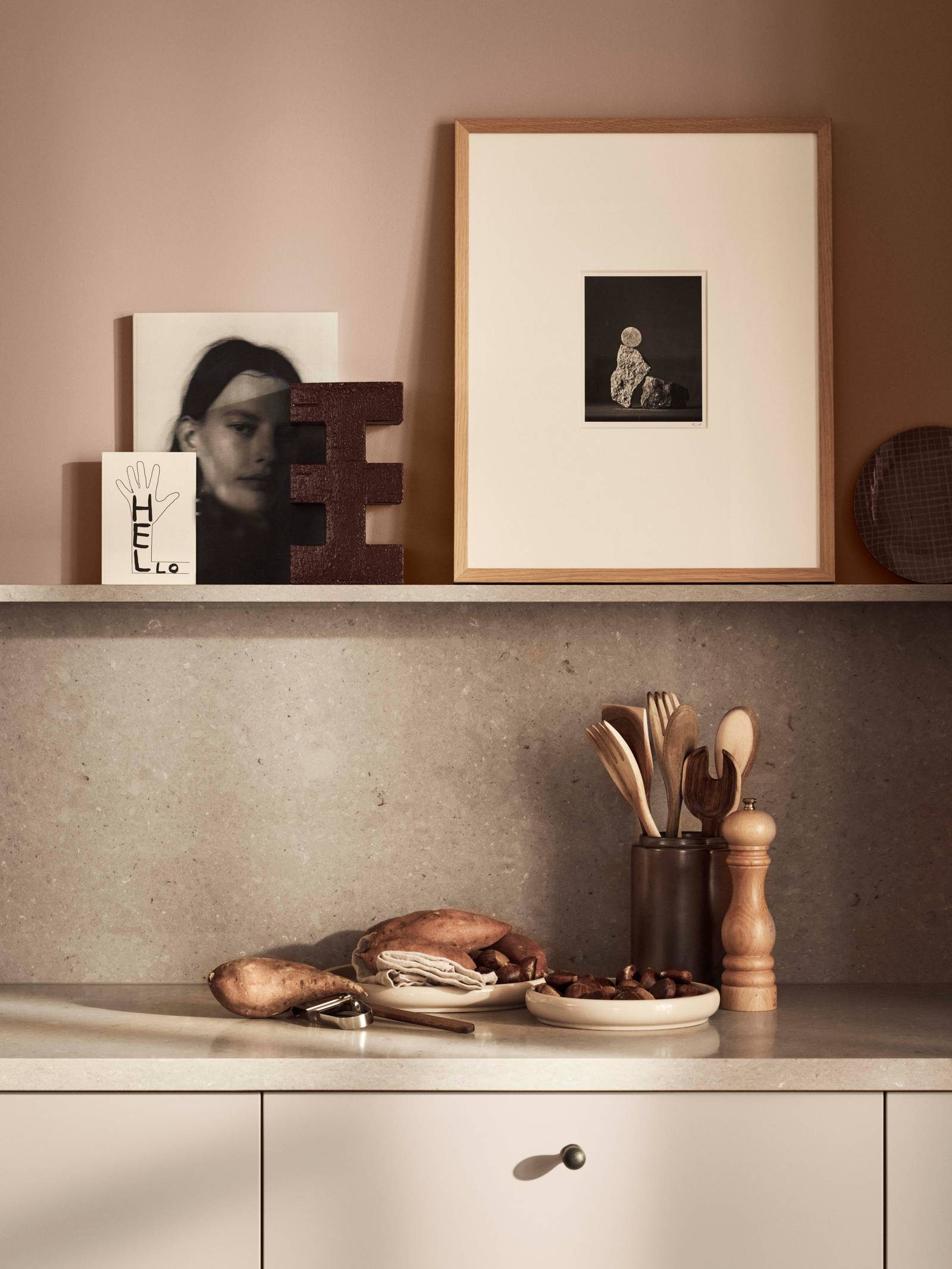 I vårt nye kjøkkenkonsept Signatur Form har vi latt oss inspirere av symmetri og geometriske former, med elementer fra Art Deco-stilen. I kjøkkenet finner vi modellen Line i vår helt nye beige-farge Lun, og Square Bølge vitrinedører med rillede glass. Innenfor konseptet har vi også en ny knott i støpejern, og en vakker benkeplate i kvartskompositt.